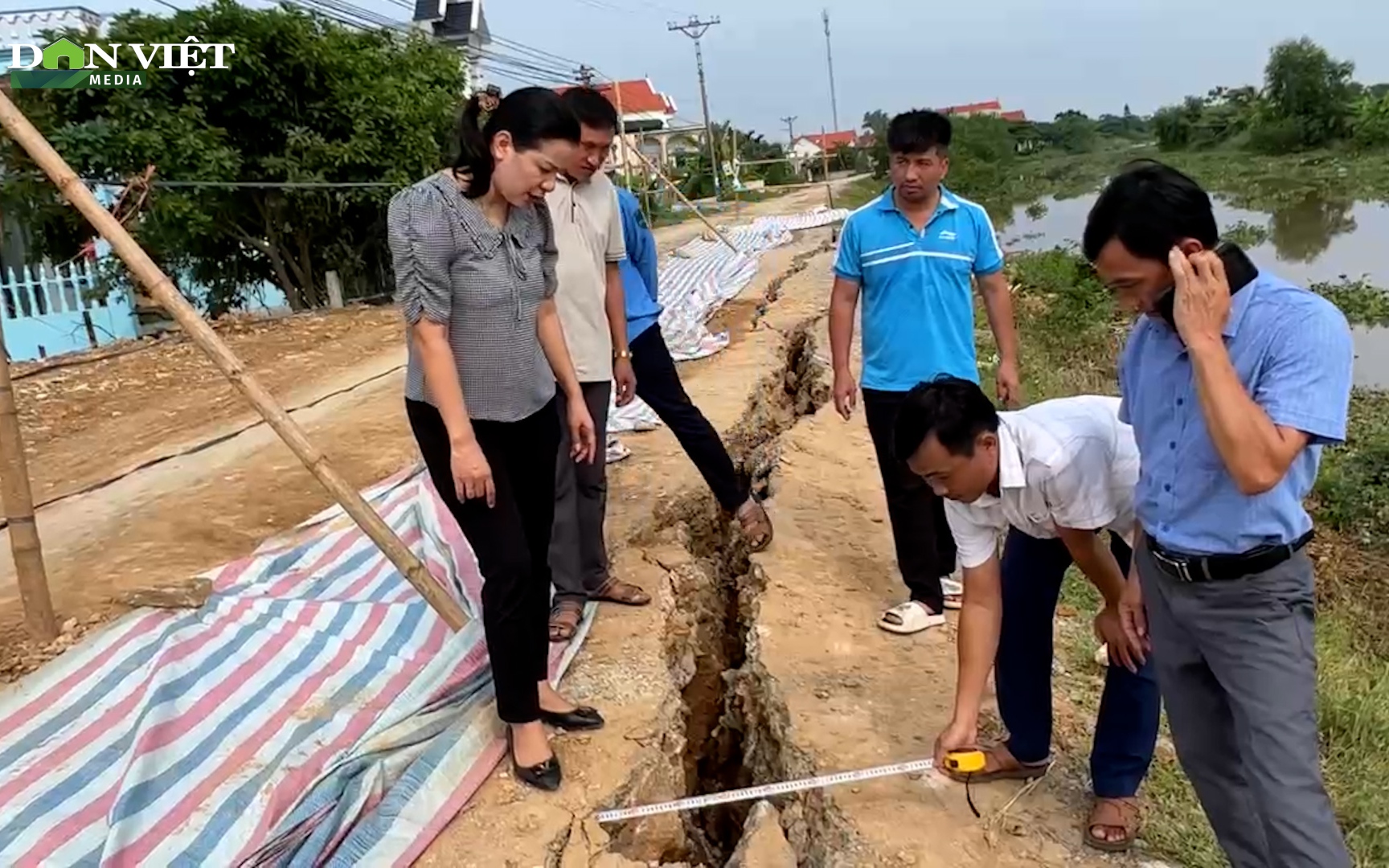 Video: Đê tả sông Càn nứt toác, sụt lún kéo dài hàng trăm mét khiến hàng nghìn người dân Thanh Hóa sống trong lo âu