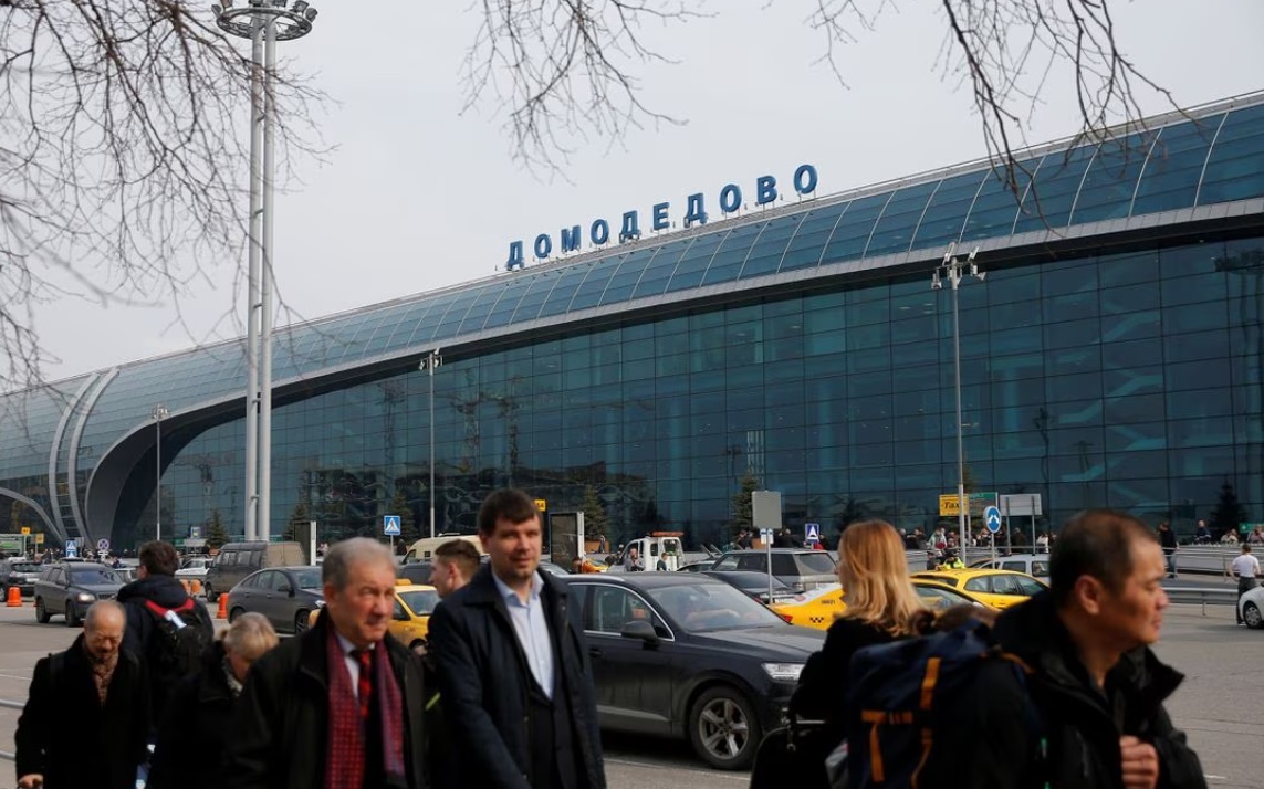 Clip: 3 sân bay lớn ở Moscow tạm ngừng hoạt động
sau loạt vụ tấn công bằng máy bay không người lái