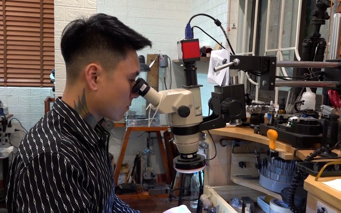 Video: Chàng thợ xăm chuyển nghề "dán mắt vào kính hiển vi" chạm khắc đồng hồ phục vụ đại gia