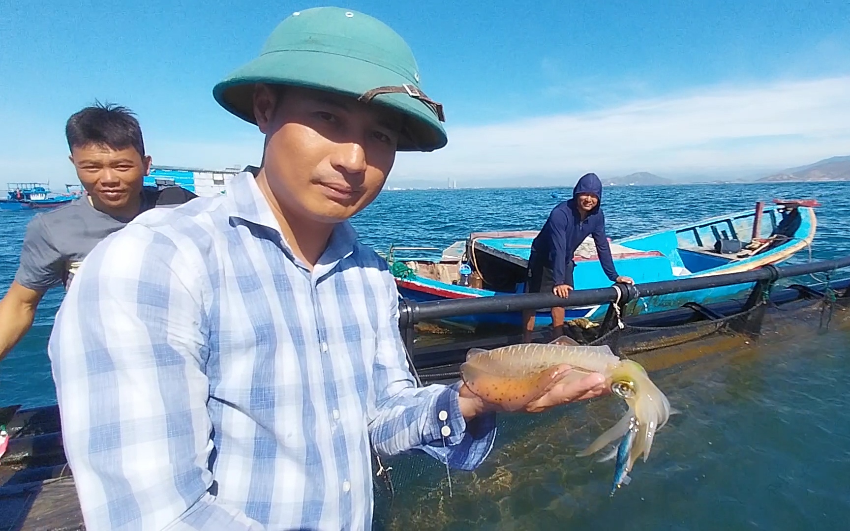 Ngư dân đầu tiên nuôi thành công mực sinh sản trong môi trường bán tự nhiên tại Ninh Thuận