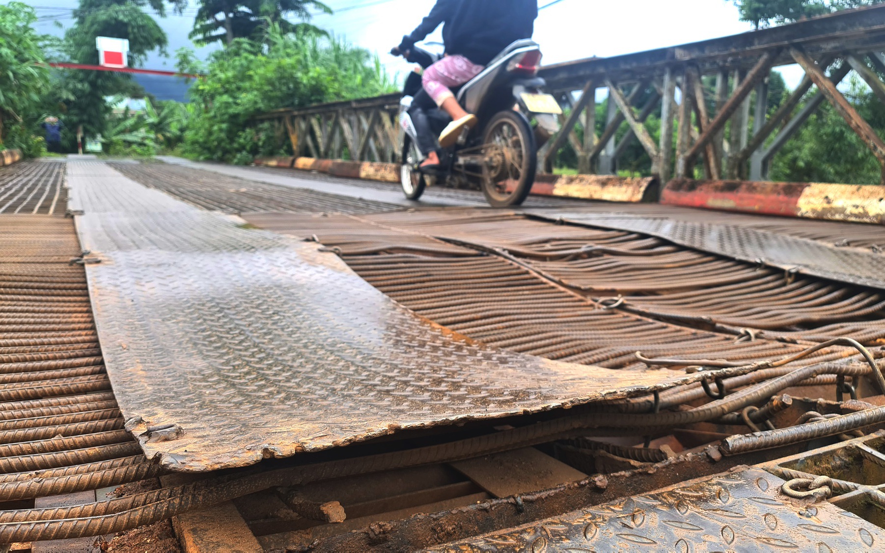 Ớn lạnh đi qua cây cầu có tấm sắt vênh lên mặt cầu gần 1 gang tay ở Lâm Đồng