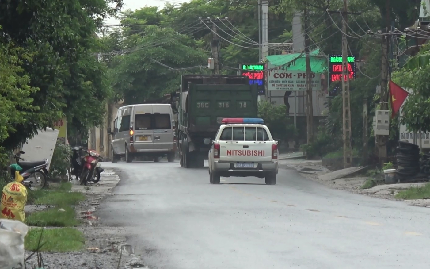 Thanh Hóa: Lực lượng chức năng ra quân xử lý xe quá tải, cơi nới sau phản ánh của Dân Việt 