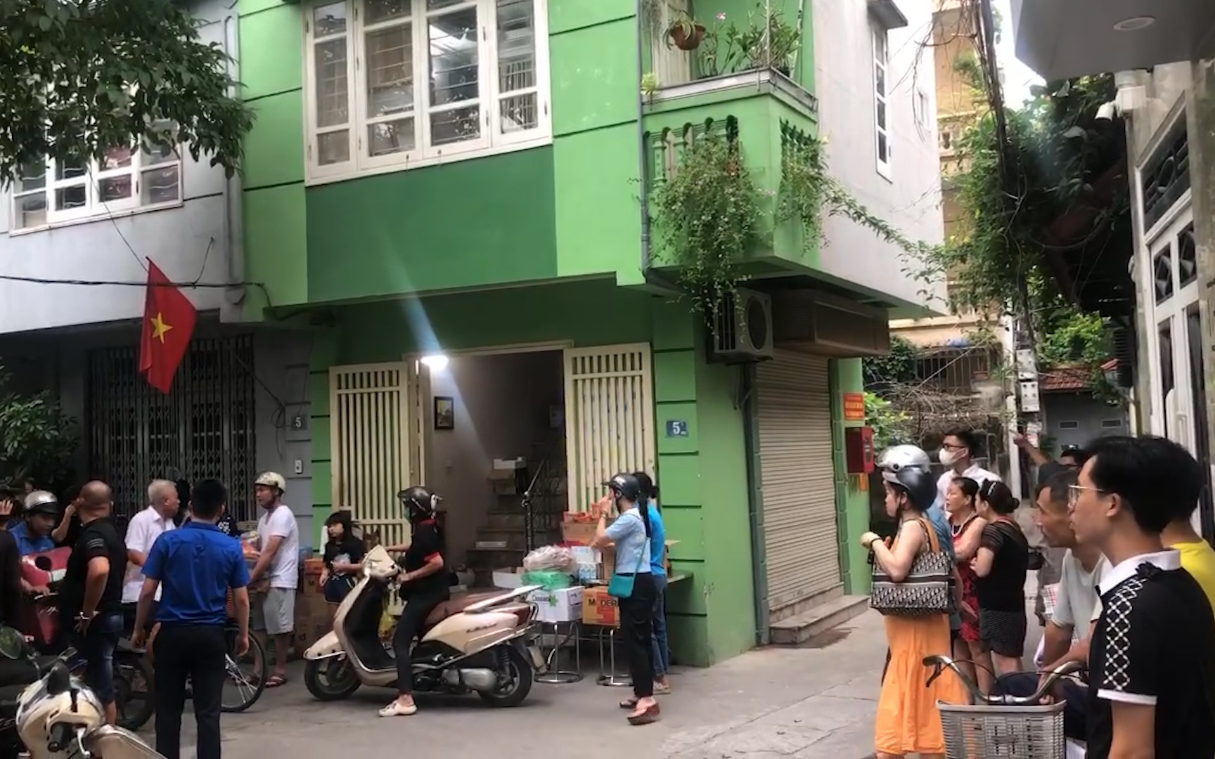 Hàng xóm nhường phòng, quyên góp nhu yếu phẩm cho người bị nạn trong vụ cháy chung cư mini ở Hà Nội
