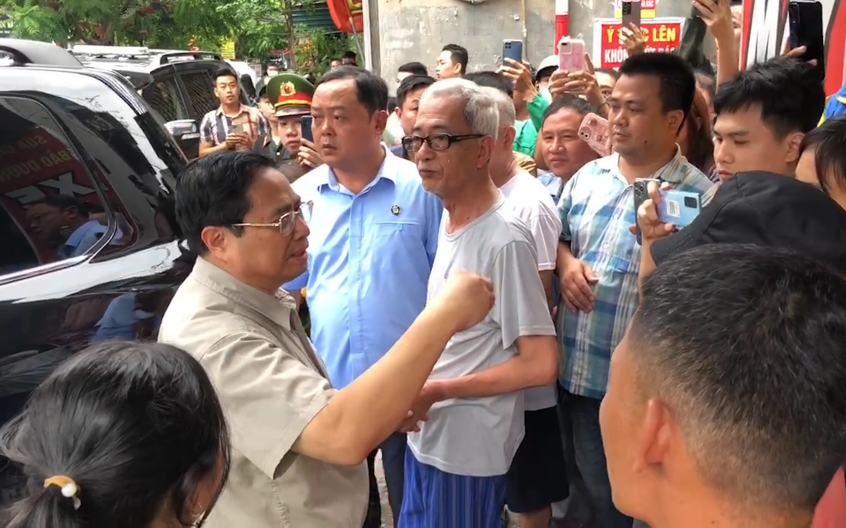 Video: Thủ tướng Phạm Minh Chính tới hiện trường cháy chung cư mini ở Hà Nội, nhắc người dân 4 điều để PCCC cho tốt