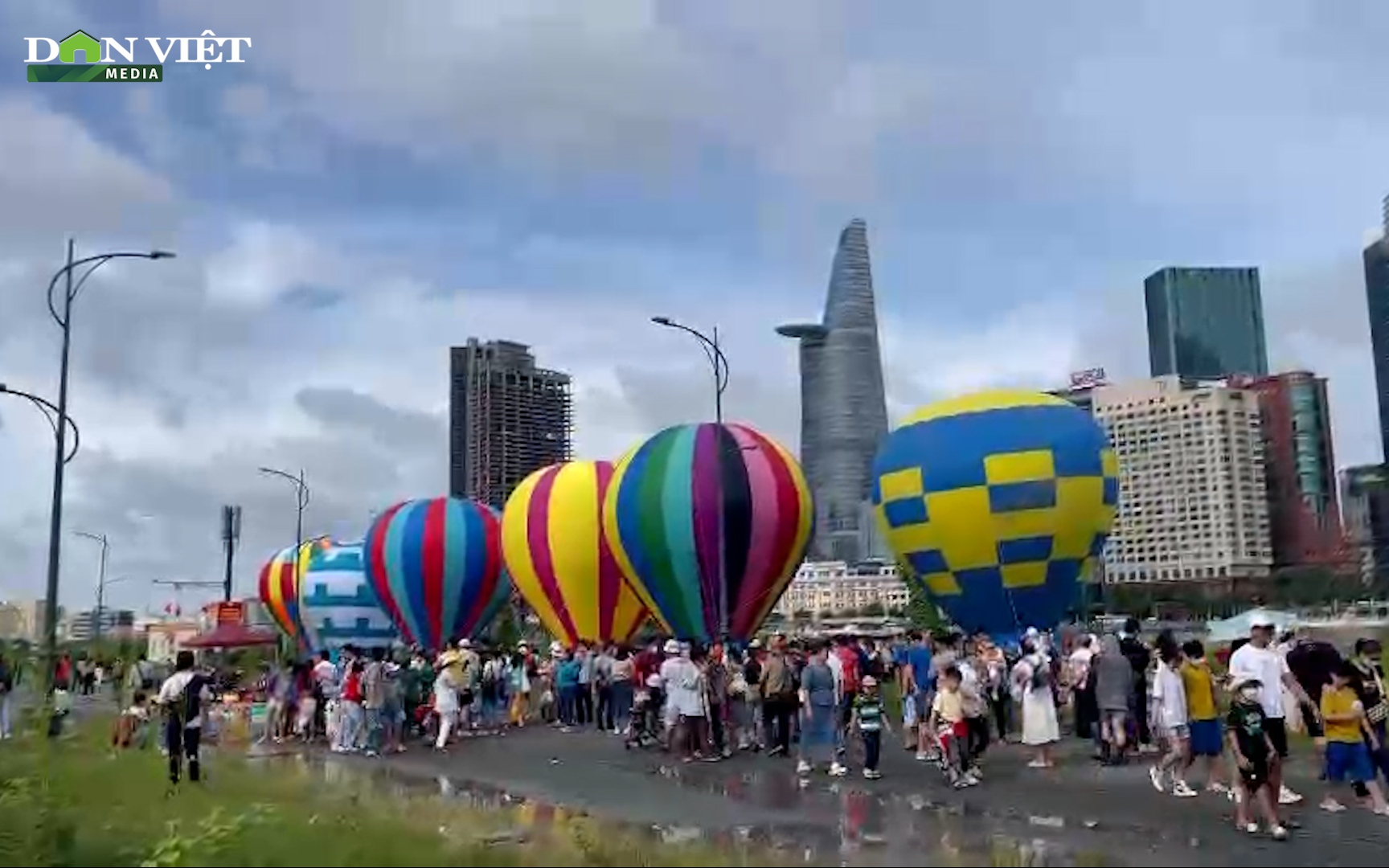 Người dân TP. HCM thích thú đi xem khinh khí cầu bay lượn trên bầu trời thành phố