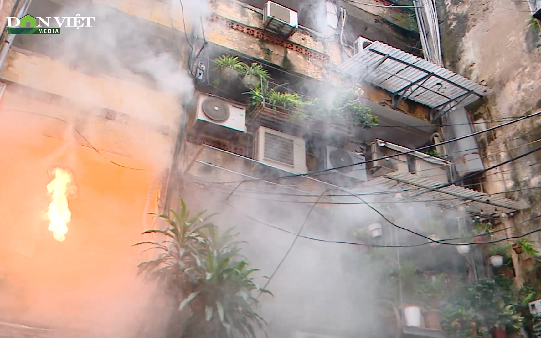 Video: Lo cháy nổ, người dân sống tại khu tập thể xuống cấp lập tức làm ngay điều này