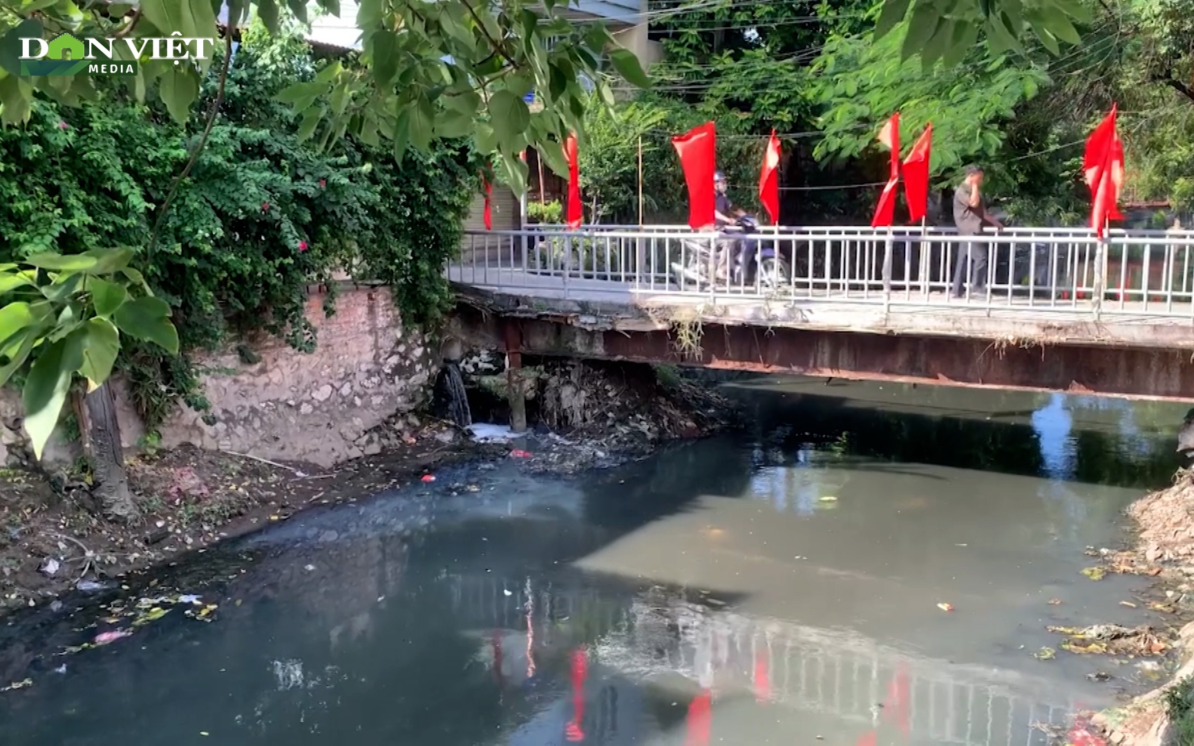 Video: Người dân Hà Nội kêu trời vì suốt hơn chục năm phải sống cạnh "kênh cống thối"