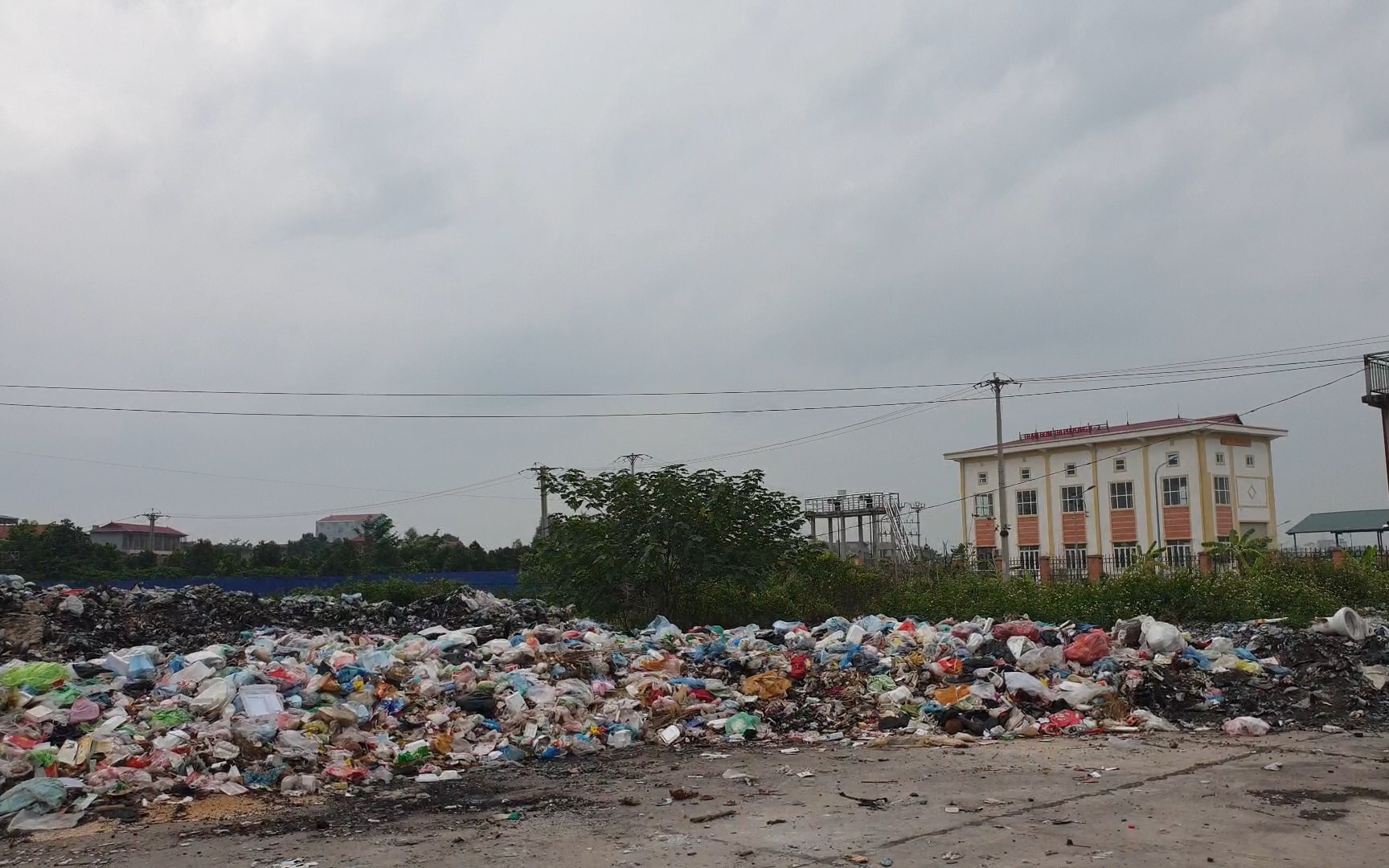 Bãi rác thải ô nhiễm dài hàng trăm mét trên đường gom cao tốc Hà Nội - Bắc Giang khiến người dân lo bệnh tật
