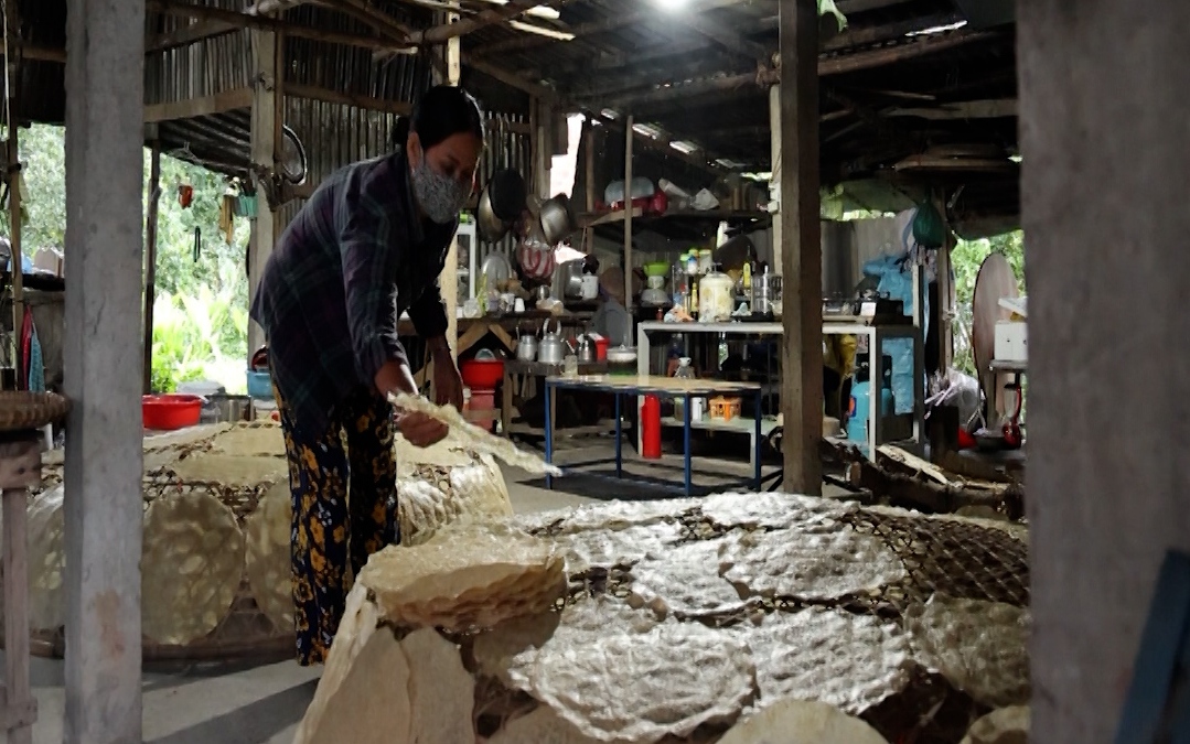 Video: Làng bánh tráng Túy Loan nức tiếng 500 năm ở Đà Nẵng