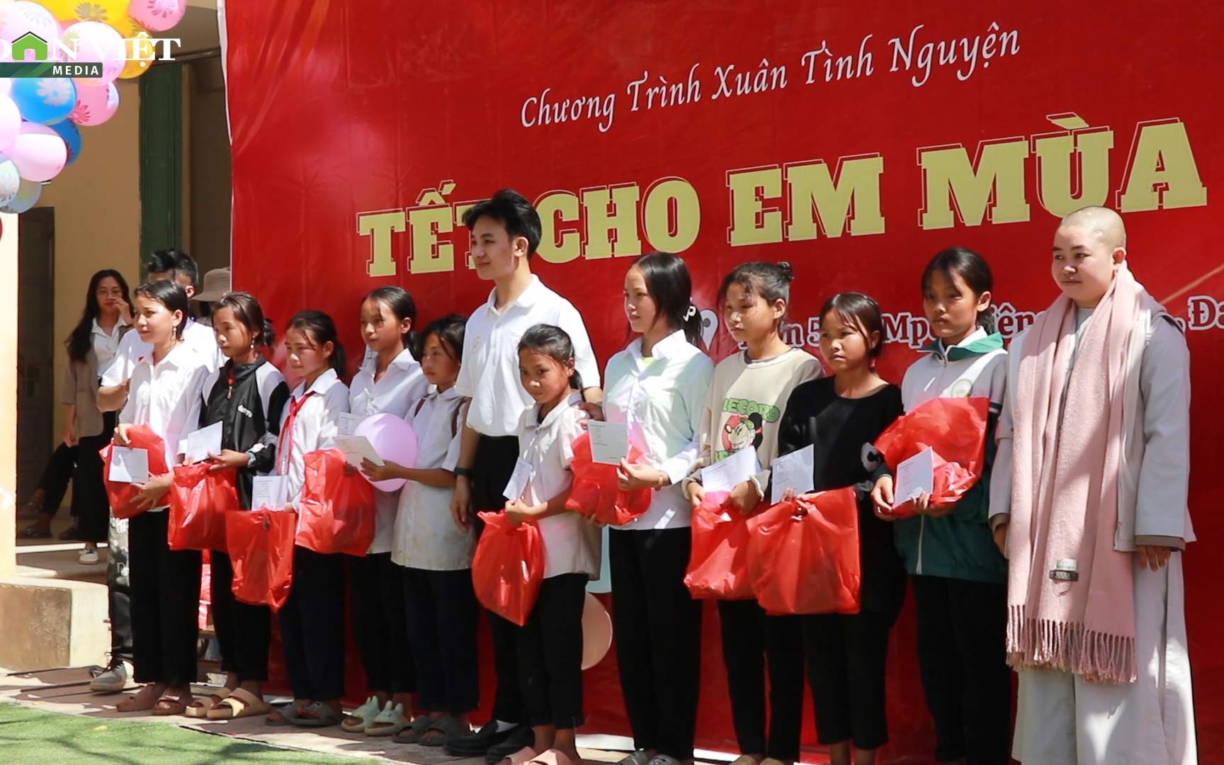 Đưa hàng trăm phần quà trị giá hơn 140 triệu đồng đến với trẻ em nghèo tại Lâm Đồng