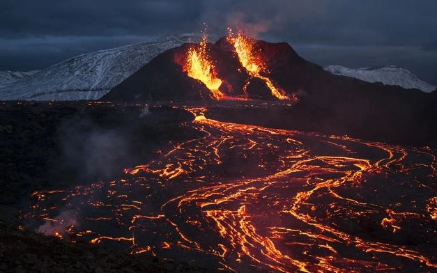 Clip: Núi lửa phun trào, Iceland nâng cảnh báo lên mức cao nhất