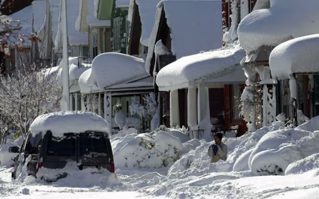 Clip: Bão tuyết dữ dội ở Mỹ khiến hàng trăm nghìn ngôi nhà mất điện