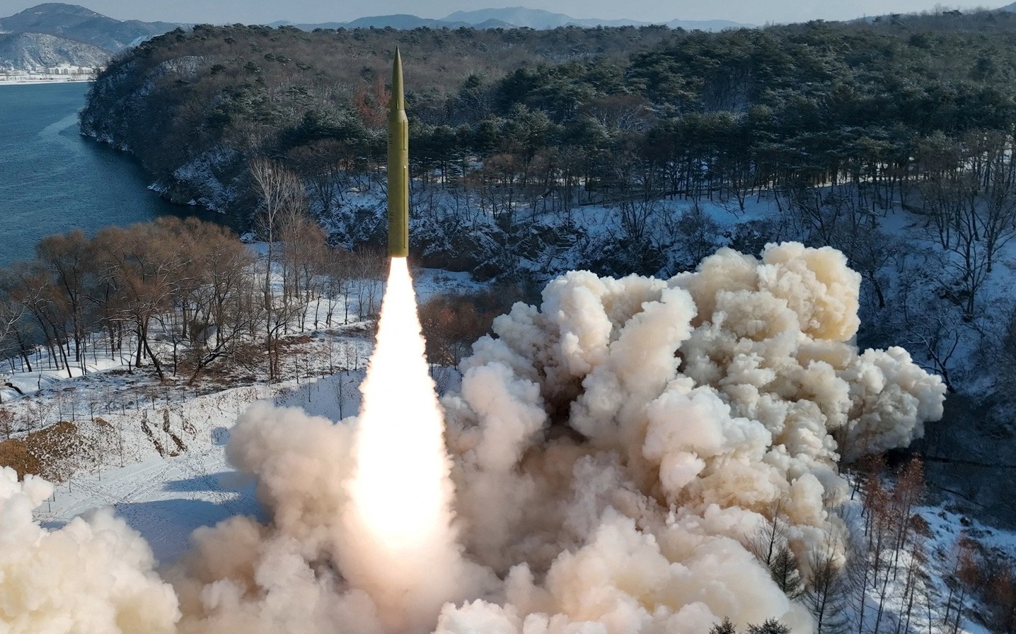 Hình ảnh báo chí 24h: Triều Tiên tuyên bố thử thành công tên lửa đạn đạo cơ động siêu thanh