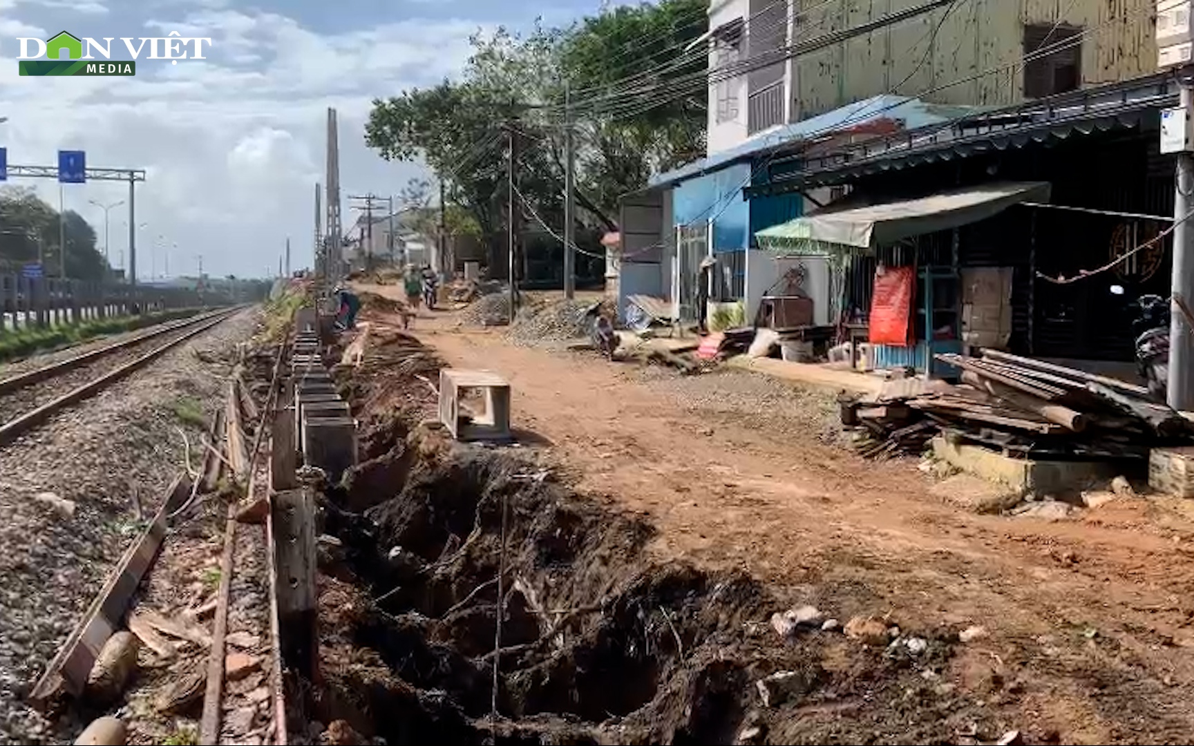 Đà Nẵng: Vỉa hè bị xới tung, ngổn ngang bùn đất tại dự án đường gom dọc đường sắt