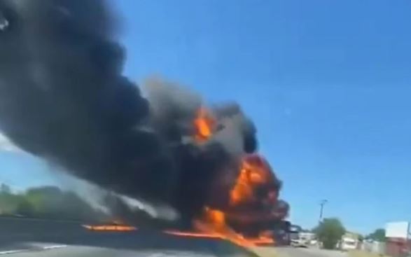 Kinh hoàng cảnh máy bay rơi trên đường cao tốc ở Chile bốc cháy ngùn ngụt khiến phi công tử vong, nhiều người bị thương