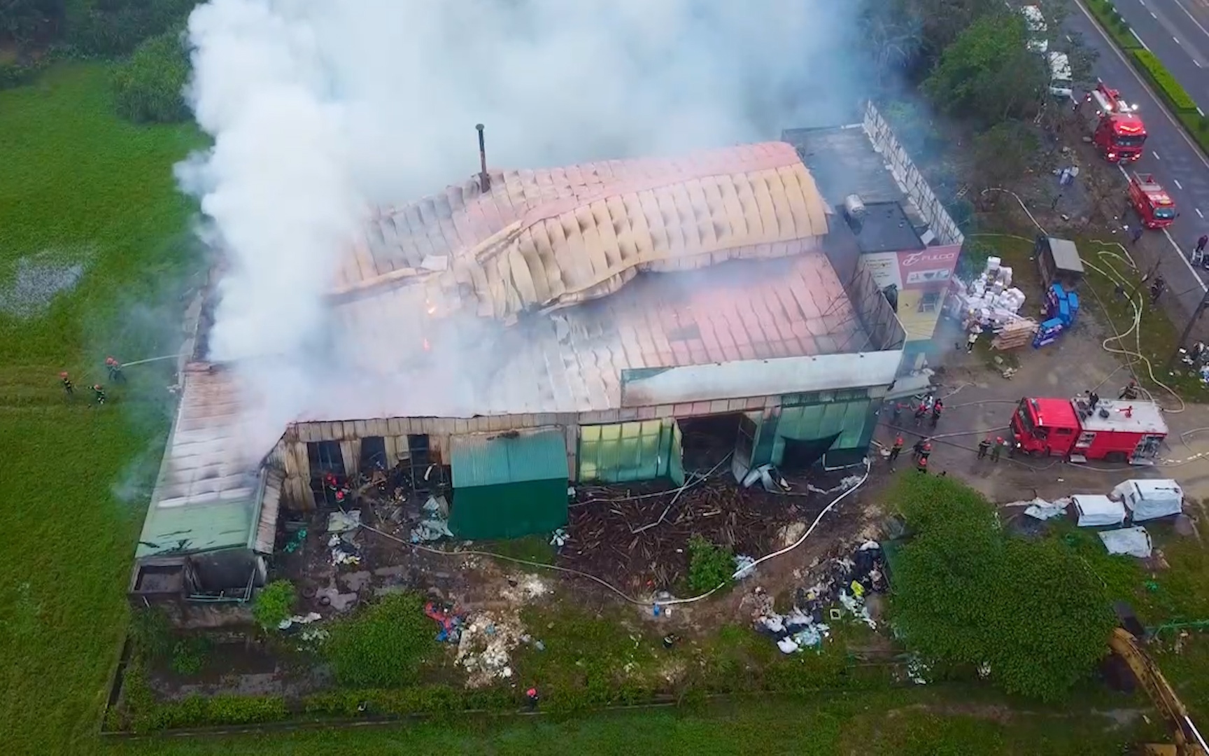 Clip: Cháy xưởng gỗ công nghiệp ở Hà Tĩnh, thiệt hại vài tỷ đồng