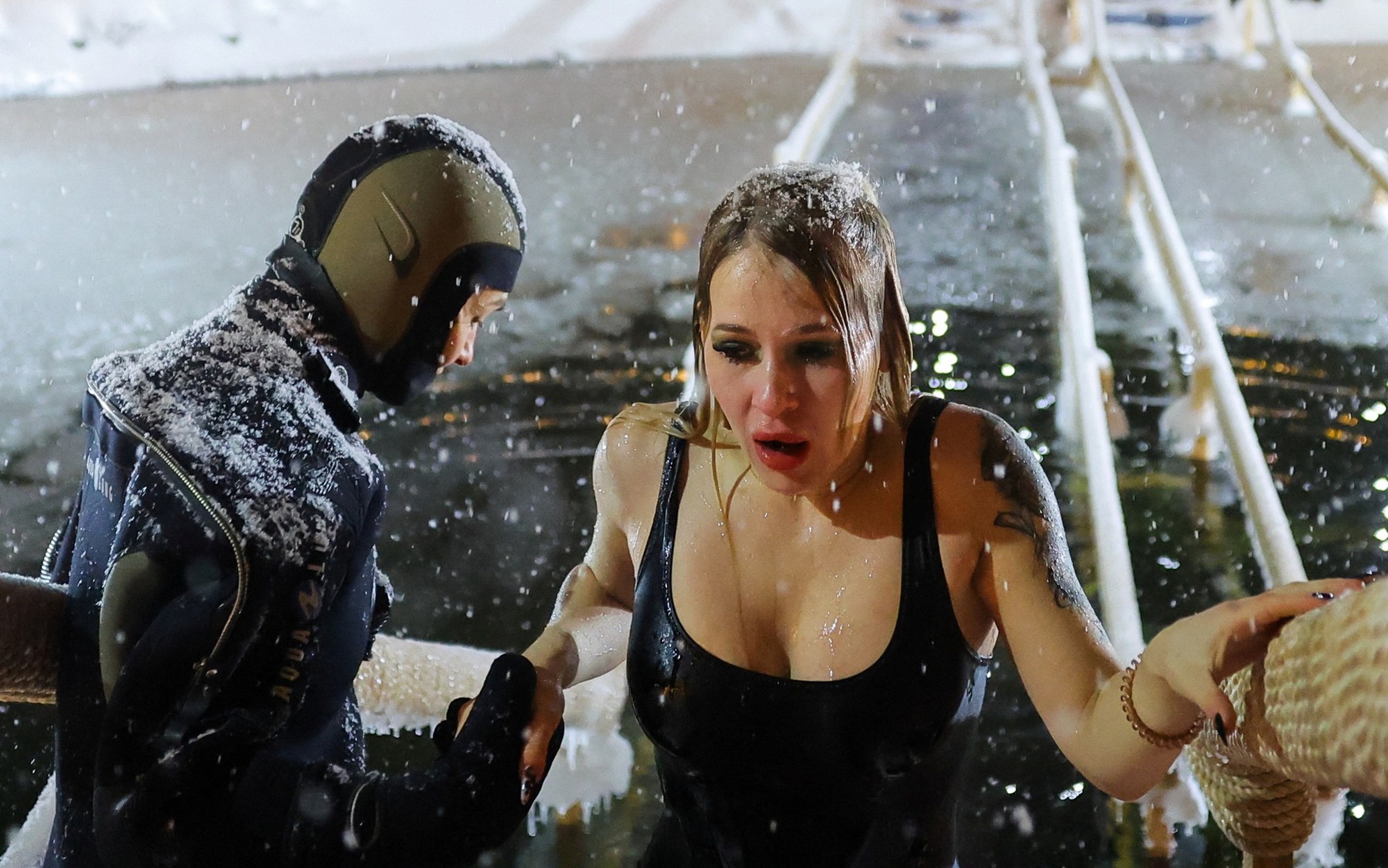 Hình ảnh báo chí 24h: Người phụ nữ ngâm mình trong hồ nước lạnh âm độ C tại lễ Hiển linh