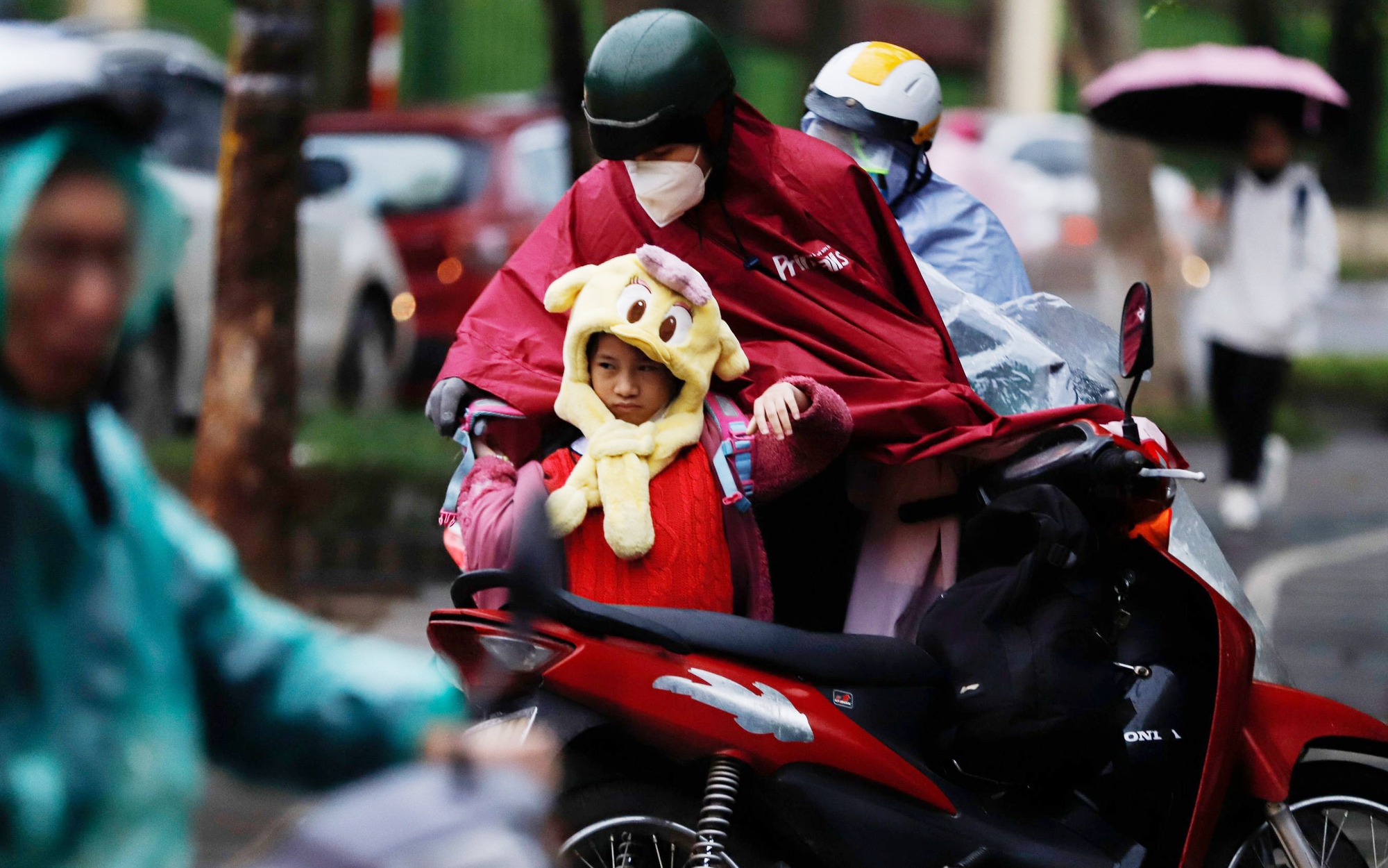 Nhiệt độ tại Hà Nội "giảm sốc", người dân chật vật đi làm trong cảnh mưa rét, tắc đường