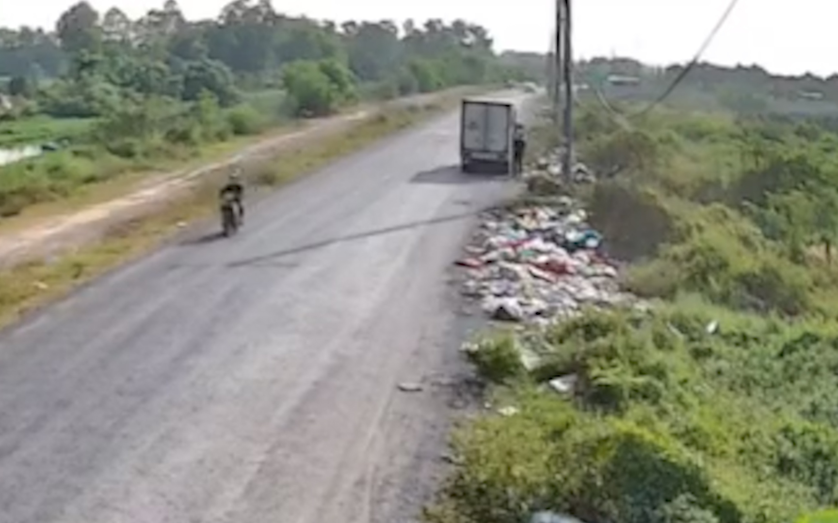 Công an đang truy tìm chiếc xe tải đổ trộm rác thải trên đường ở TP.HCM