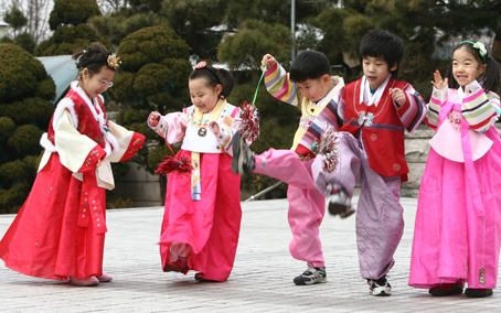 Clip: Những trò chơi dân gian “có một không hai” ở Hàn Quốc mỗi dịp Tết đến xuân về