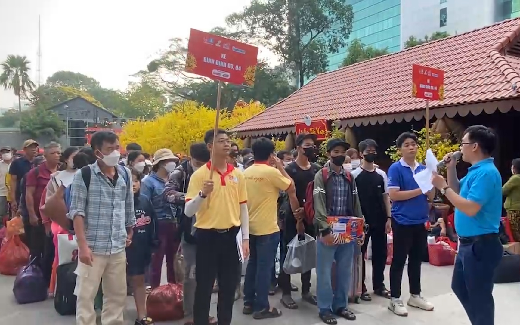 Video: Chuyến xe mùa Xuân đưa hàng ngàn sinh viên, người lao động khó khăn về quê đón Tết