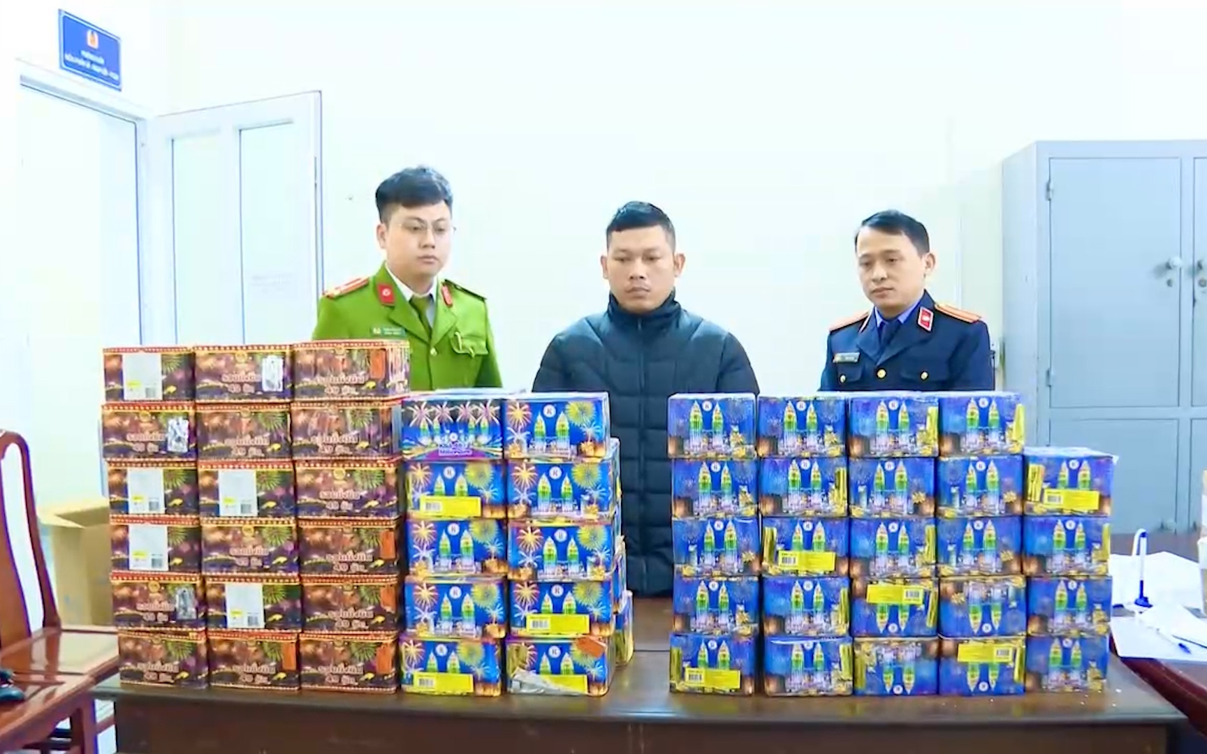 Hà Tĩnh: Thu giữ hơn 140kg pháo lậu “đội lốt” hàng trái cây 
