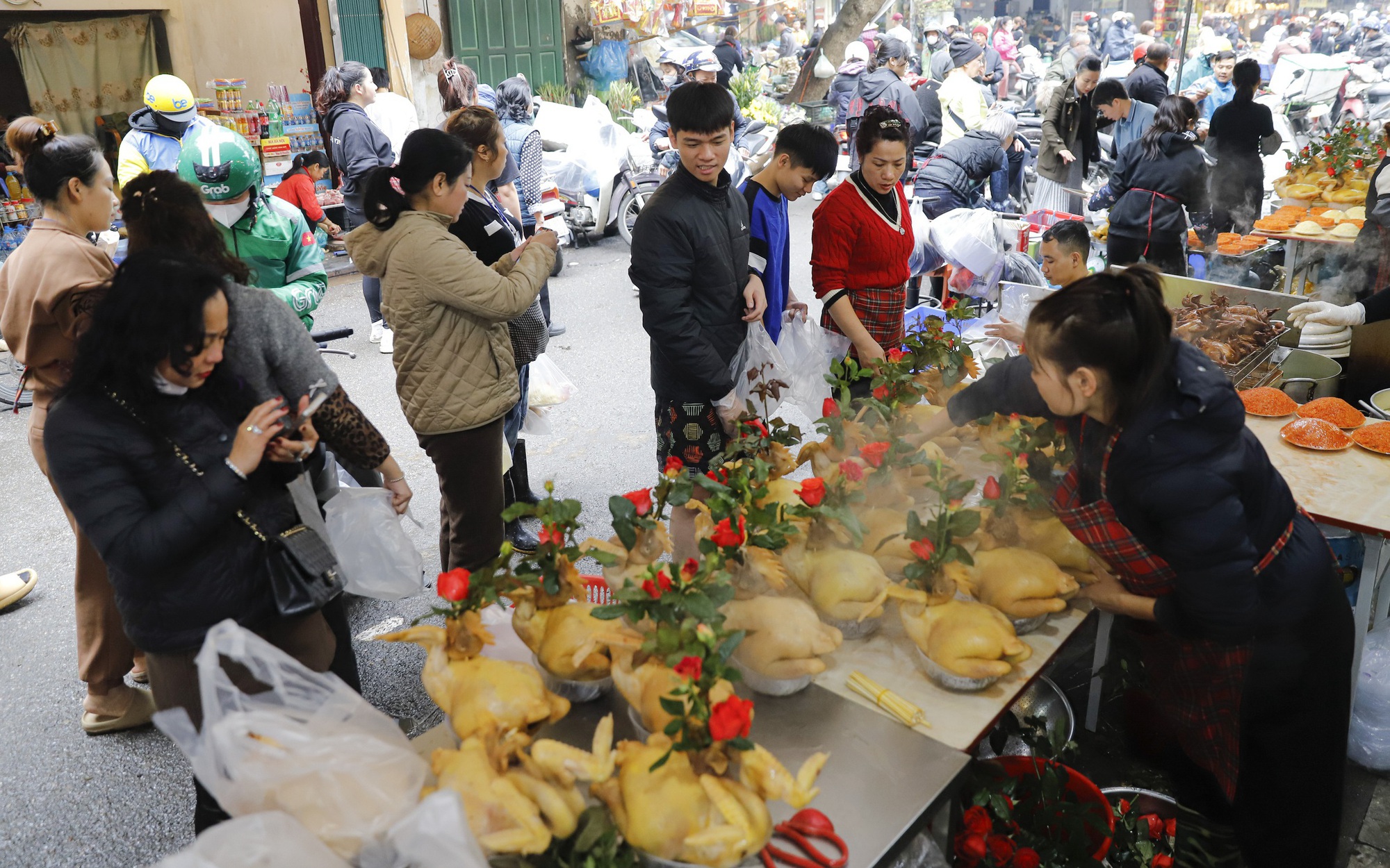 Gà ngậm hoa hồng cúng ông Công, ông Táo giá 600.000 đồng/con hút khách tại "chợ nhà giàu" Hà Nội