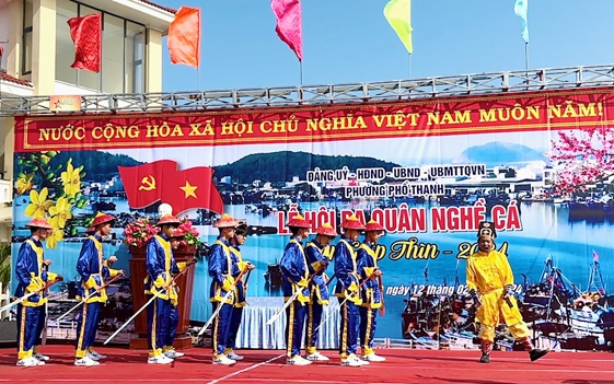 Làng ngư dân lớn nhất tỉnh Quảng Ngãi "tri ân mẹ biển" ngày đầu năm mới