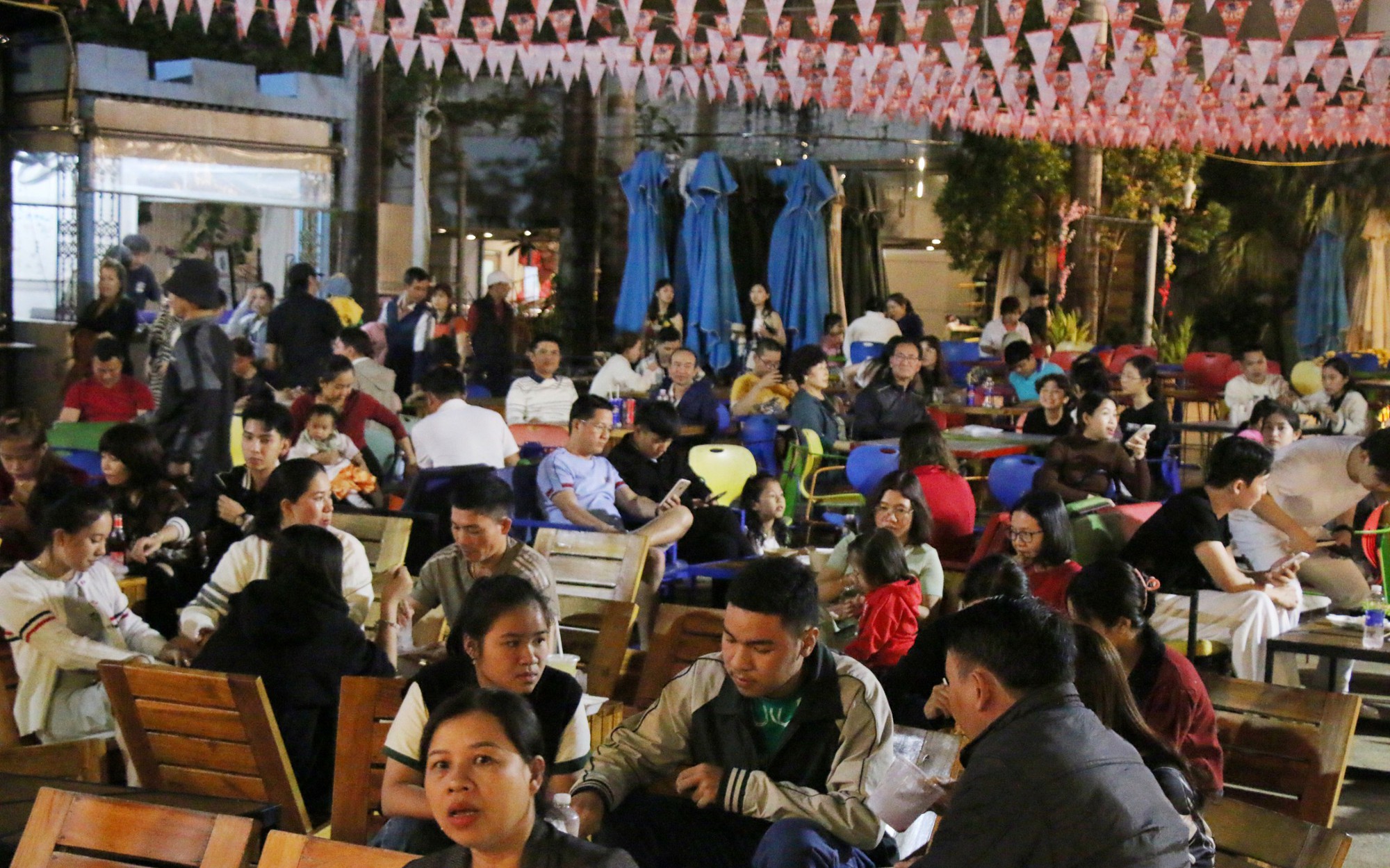 Hàng ngàn người dân, du khách đổ về các điểm vui chơi đêm tại Đà Nẵng 