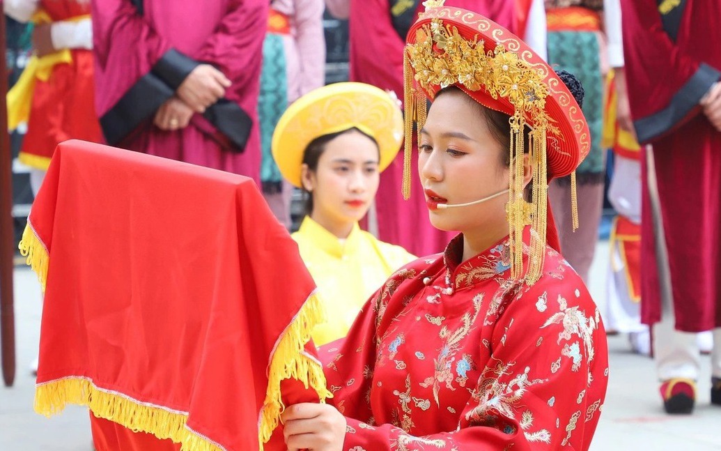 Ảnh ấn tượng tuần: 21 thiếu nữ tại đền Mẫu Âu Cơ và 3 kiệu "bay" ở Thái Bình