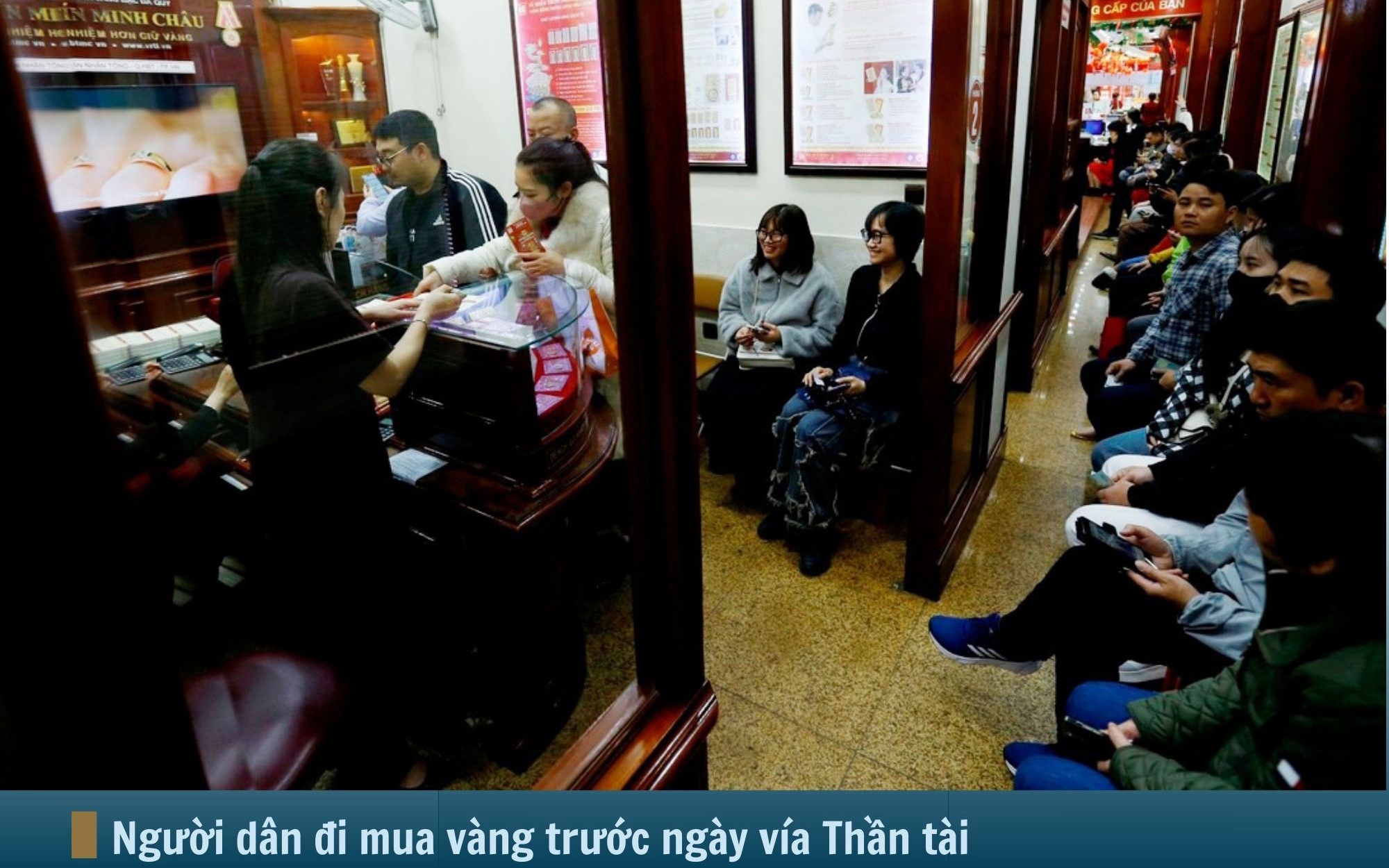 Hình ảnh báo chí 24h: Xếp hàng mua vàng trước ngày vía Thần tài ở Hà Nội