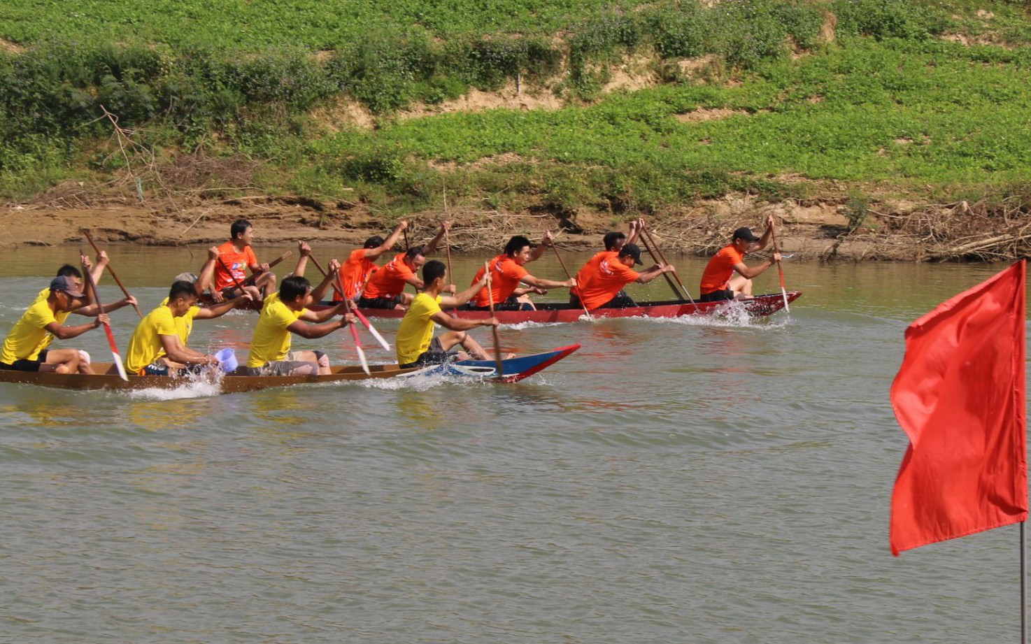 Tranh đua quyết liệt tại lễ hội đua thuyền nơi làng cổ 500 tuổi ở Đà Nẵng