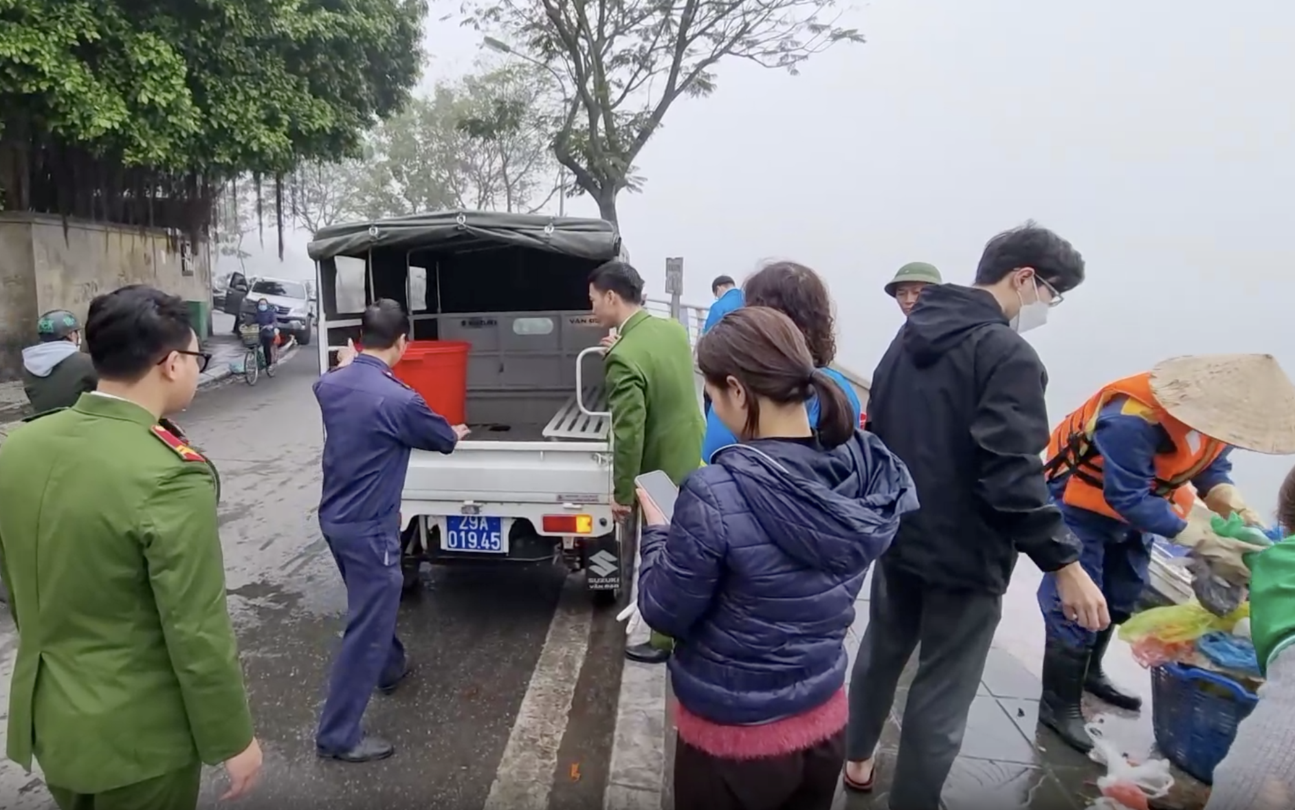 Video: Dùng xe chuyên dụng giúp người dân thả cá chép tiễn ông Công, ông Táo
