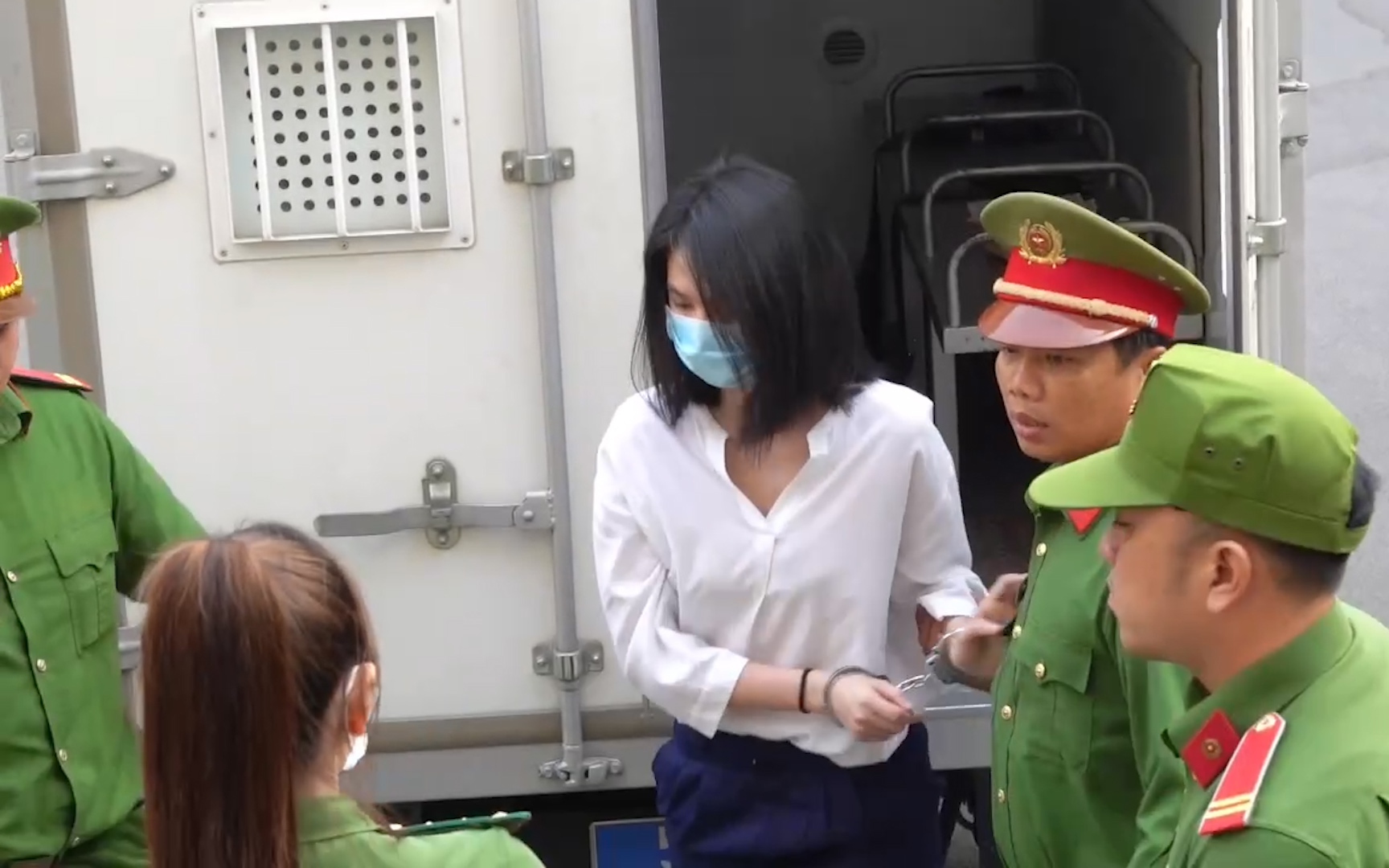Clip: An ninh thắt chặt trước phiên xét xử người mẫu Ngọc Trinh