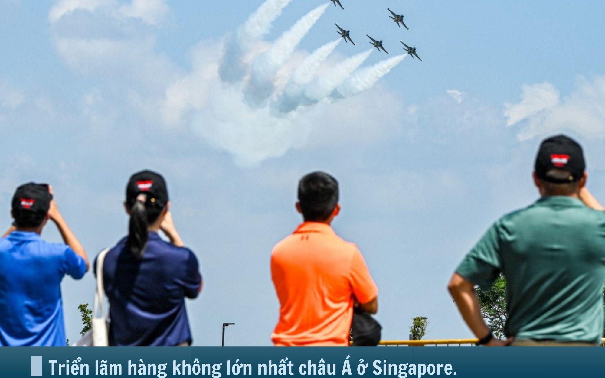 Hình ảnh báo chí 24h: Mãn nhãn với màn máy bay nhào lộn tại triển lãm hàng không lớn nhất châu Á
