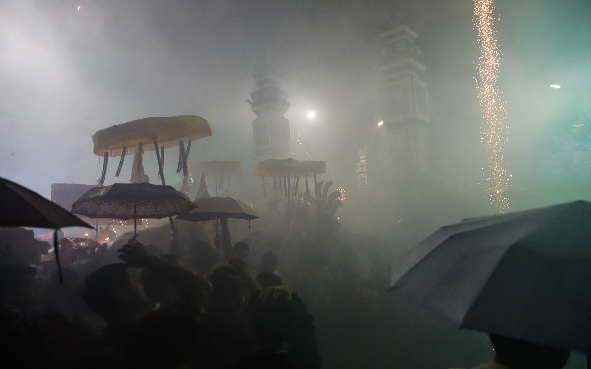 Pháo lậu nổ vang trời, khói bay mù mịt giữa đám đông tại lễ rước "ông lợn" làng La Phù