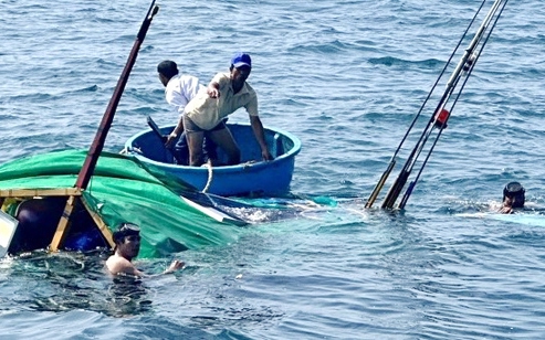 Clip: Cảnh cứu vớt ngư dân tàu cá bị tàu hàng tông chìm trên biển ở Quảng Ngãi 