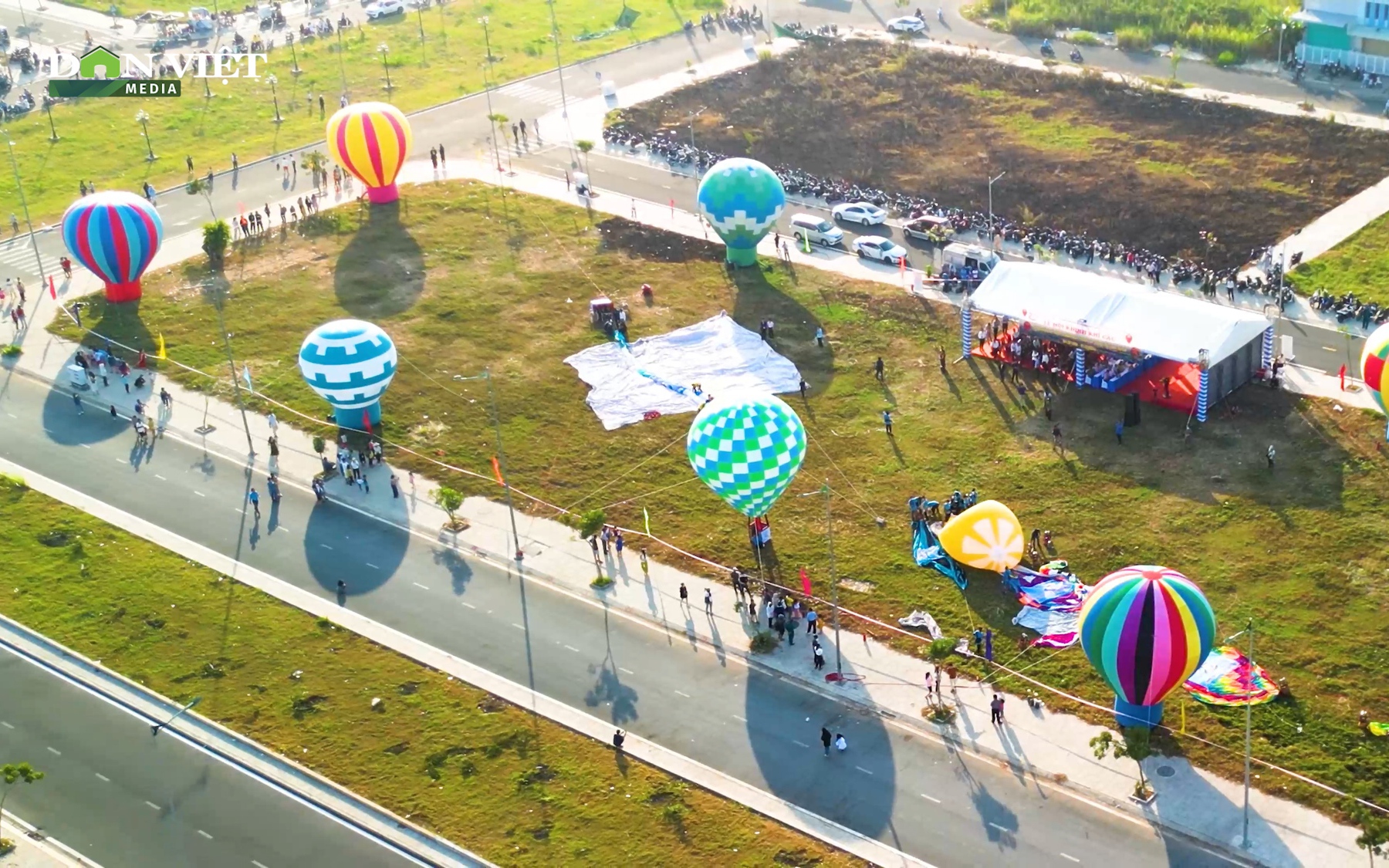 Clip: Ngắm nhìn hàng chục quả khinh khí cầu bay trên bầu trời trong Lễ hội Khinh khí cầu "Bay lên Long Xuyên"