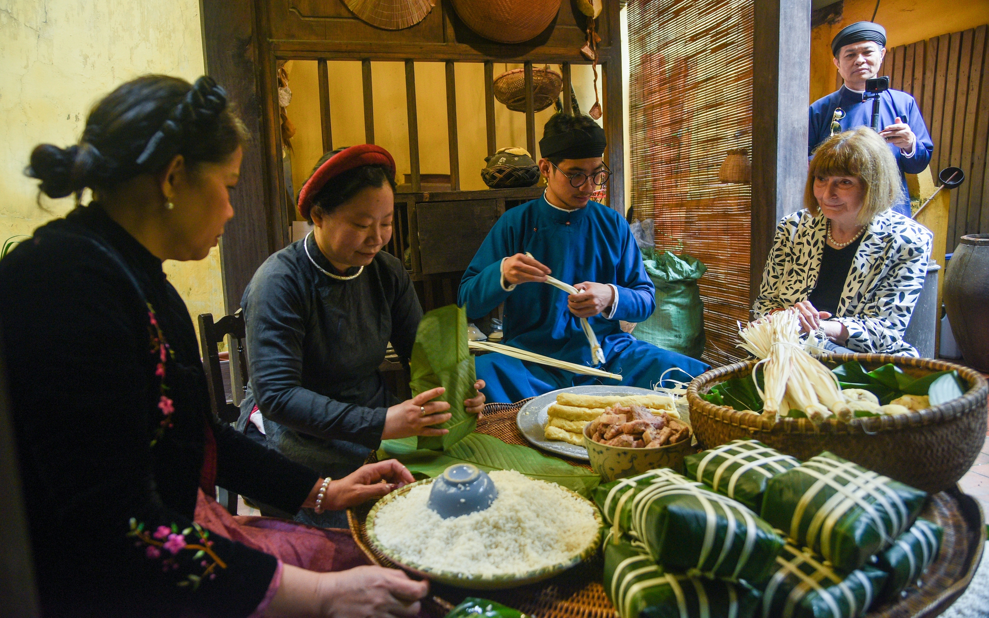 Khách quốc tế thích thú khi xem người Hà Nội gói bánh chưng truyền thống dịp Tết Nguyên đán