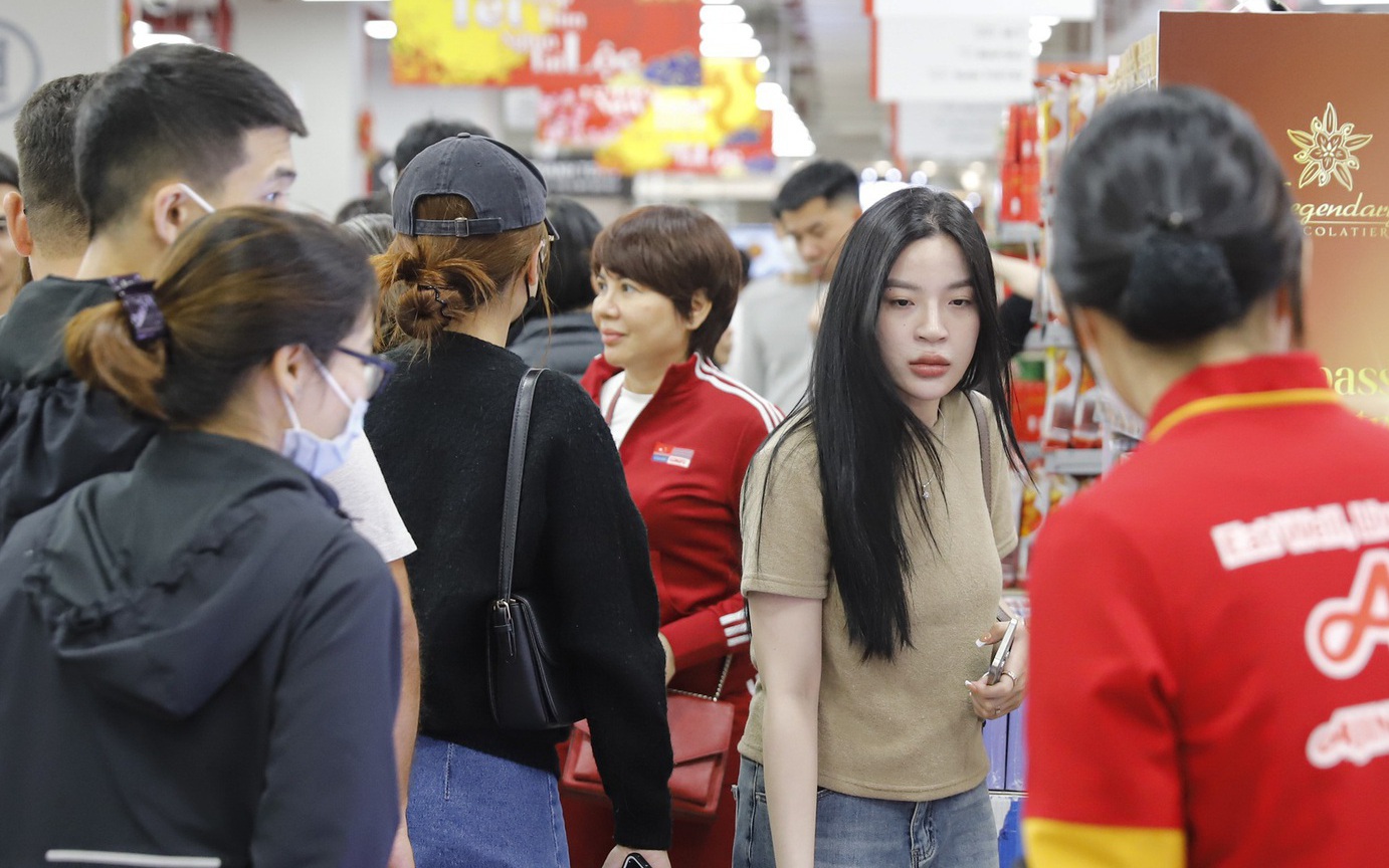 Chen nhau mua sắm Tết tại trung tâm thương mại, siêu thị ở Hà Nội