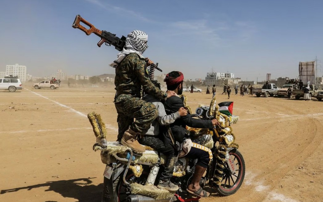 Ảnh thế giới 7 ngày qua: Lực lượng Houthi diễu hành, điều khiển xe máy mang theo súng