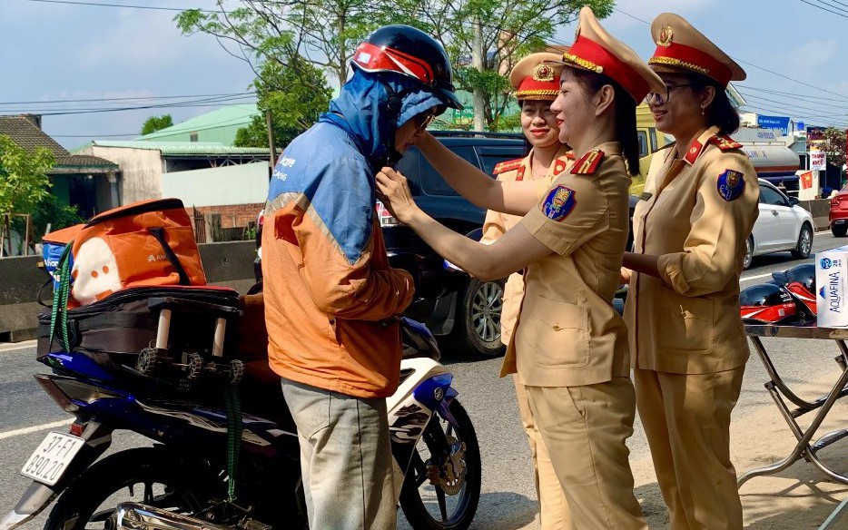 Nữ CSGT Quảng Nam tặng, đội mũ bảo hiểm cho người dân trên đường về quê ăn Tết