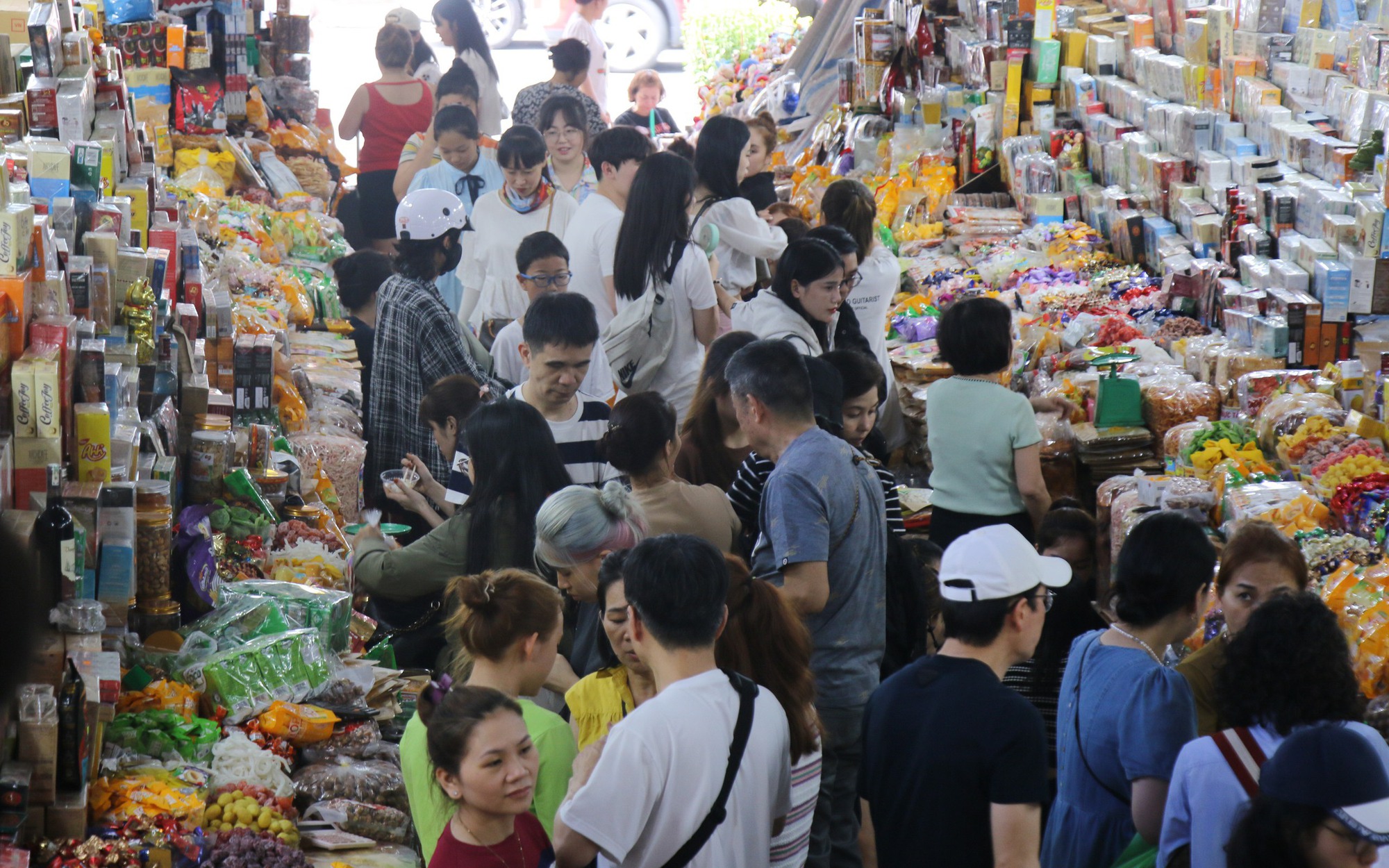 Du khách "đổ bộ" chợ du lịch lớn nhất Đà Nẵng