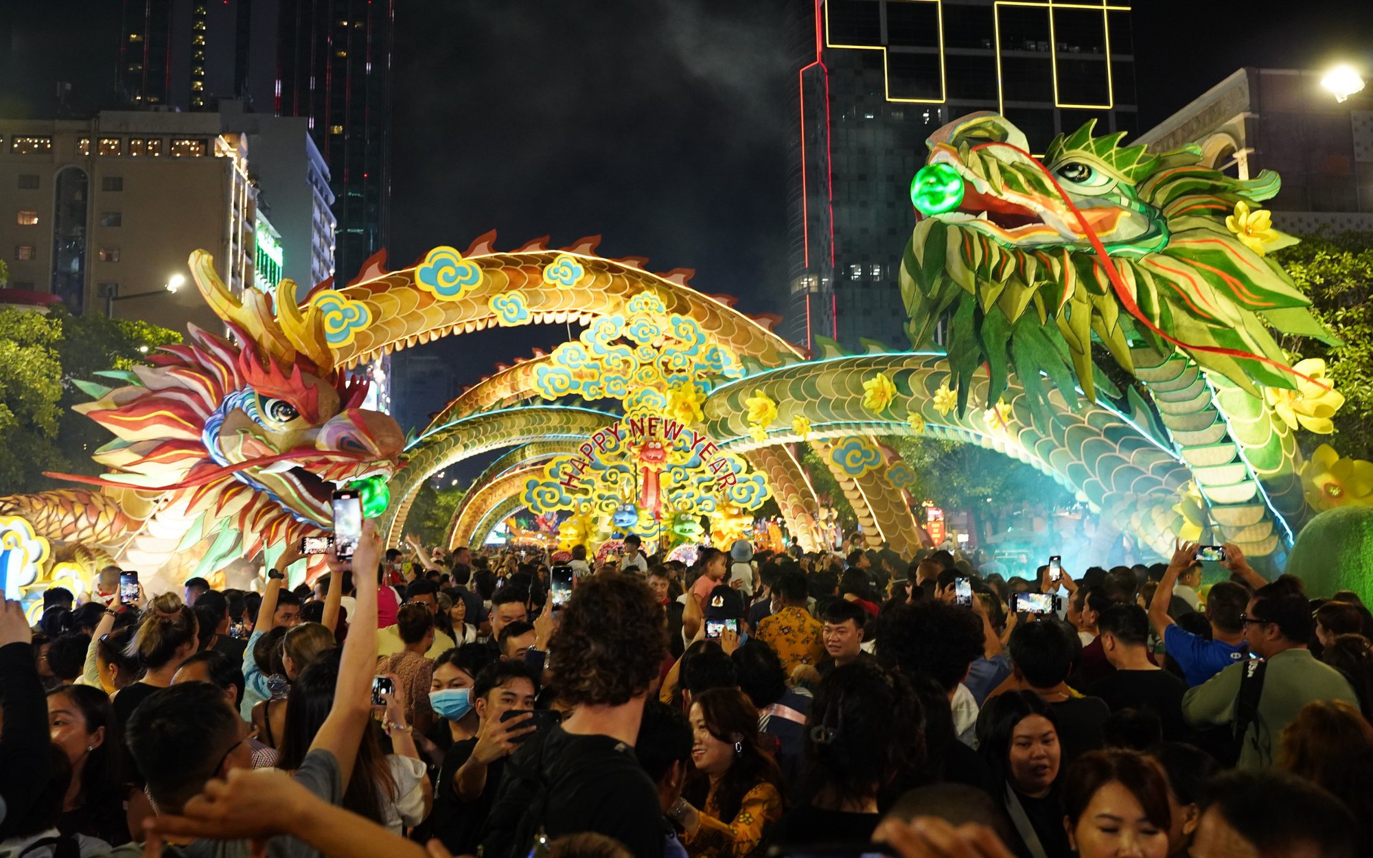 Linh vật rồng có thể "gầm gừ và chuyển động" ở Đường hoa Nguyễn Huệ thu hút hàng nghìn người tham quan