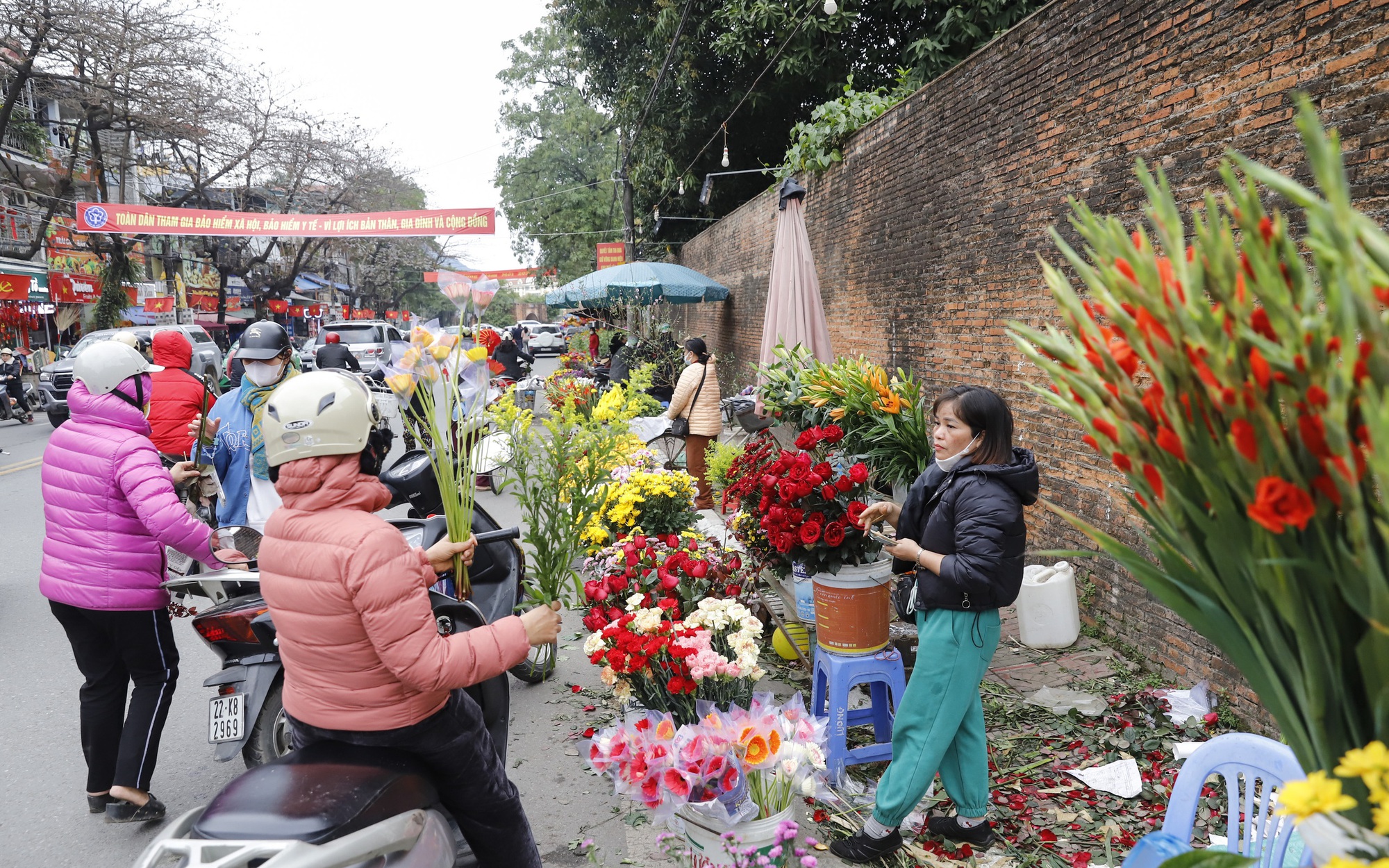 Khám phá phiên chợ ngày 30 Tết dưới chân thành cổ gần 500 năm tuổi ở Tuyên Quang