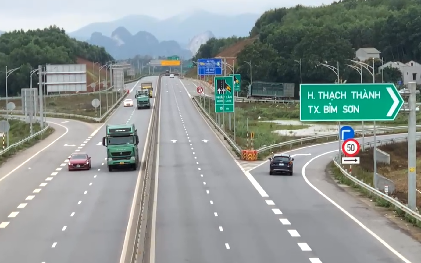 Bất chấp biển cấm, hàng loạt xe tải trọng lớn vẫn ngang nhiên đi vào cao tốc Mai Sơn - QL 45