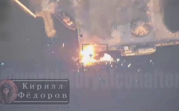 Clip: Máy bay không người lái Lancet Nga tấn công tàu chiến Ukraine