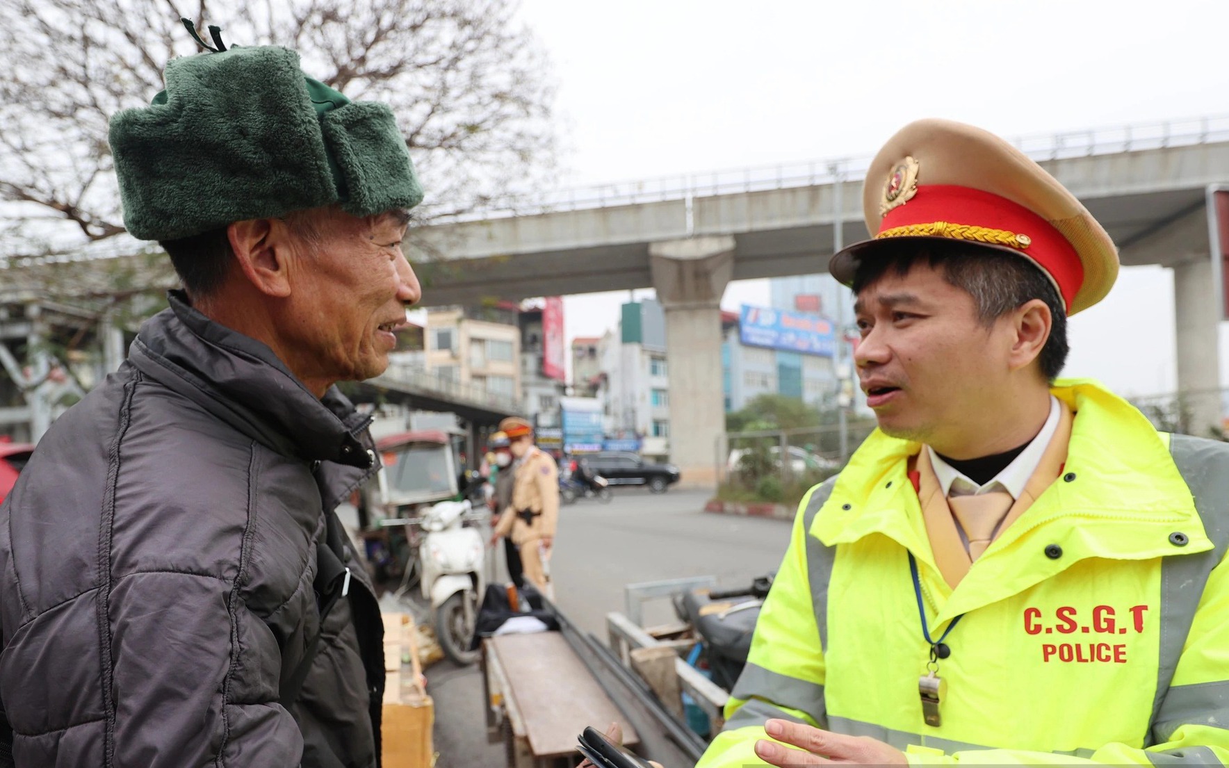 Ảnh ấn tượng tuần: Công an Hà Nội xử lý xe ba gác và lễ ra quân ấn tượng ở Hà Tĩnh