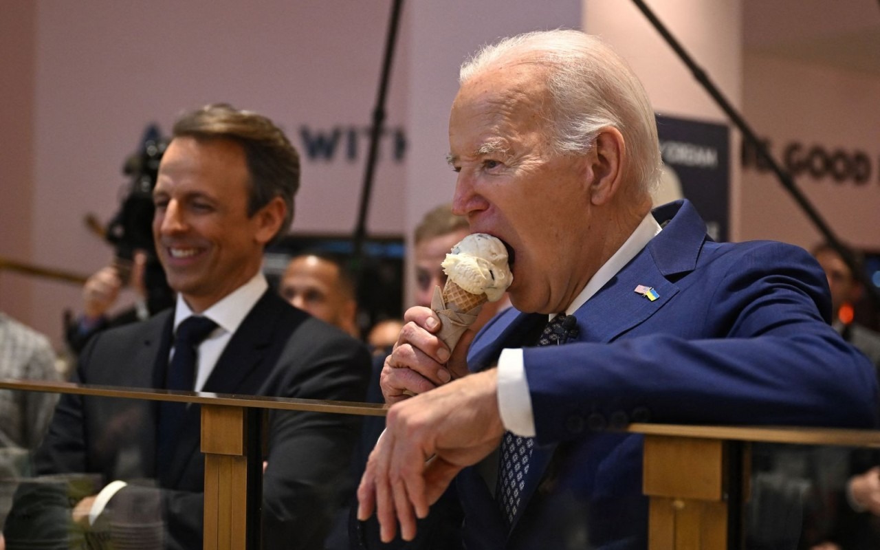 Ảnh thế giới 7 ngày qua: Tổng thống Mỹ Joe Biden ăn kem ốc quế và cảnh chờ nhận lương thực ở Gaza