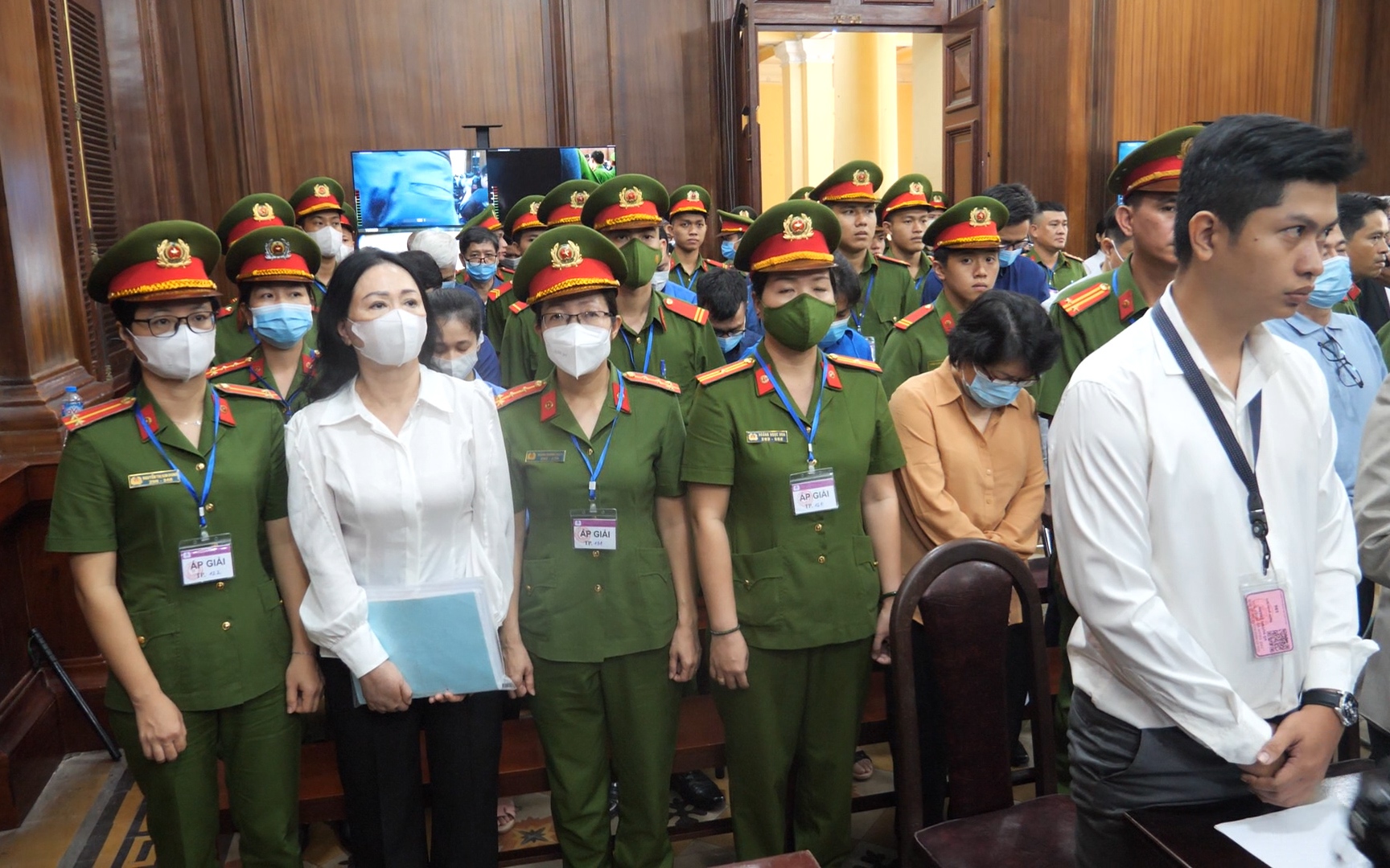 Video: Những hình ảnh đầu tiên tại phiên tòa xét xử vụ án Trương Mỹ Lan – Vạn Thịnh Phát cùng các đồng phạm